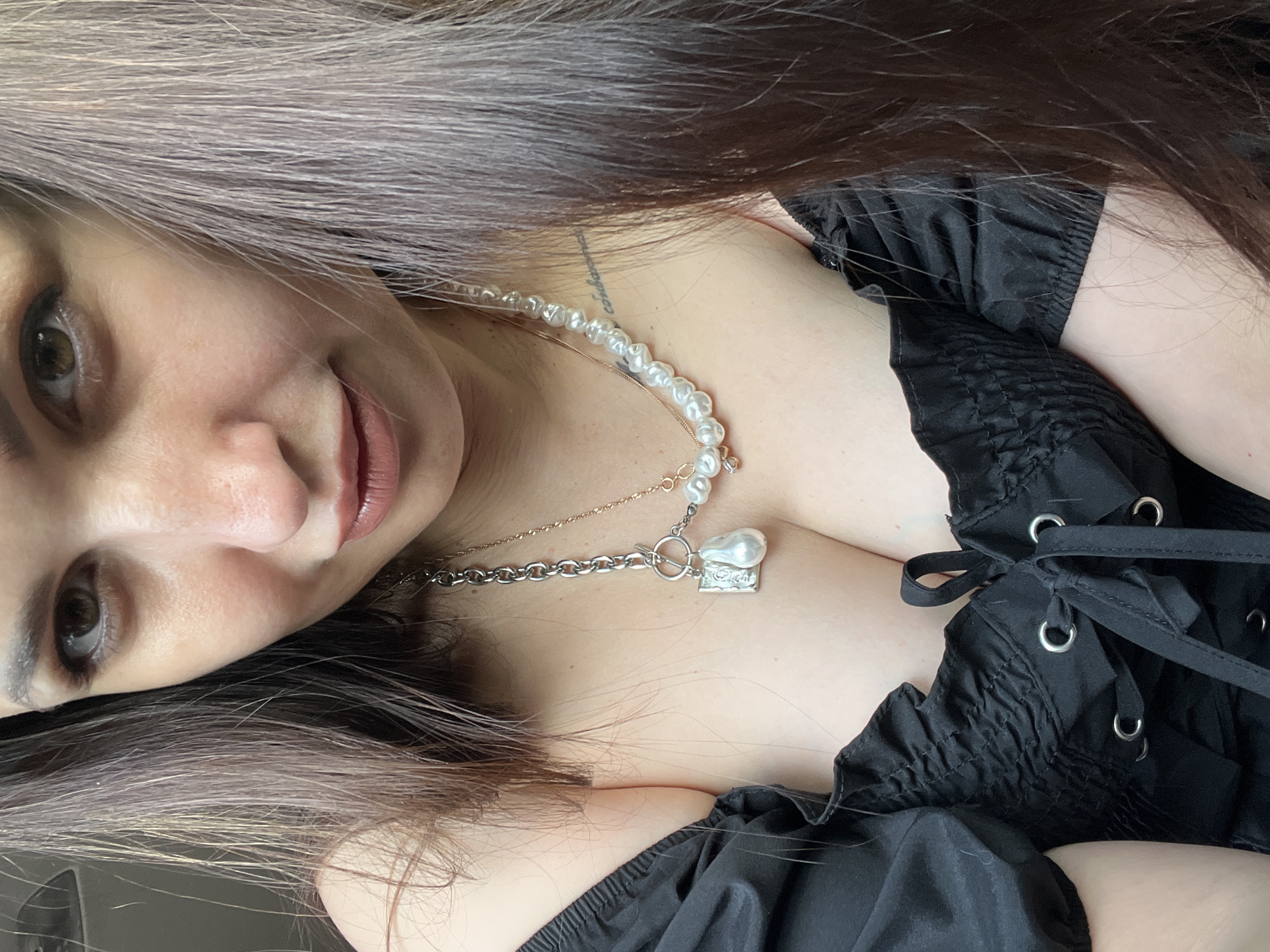 Woman documents car selfie session over 22 minutes