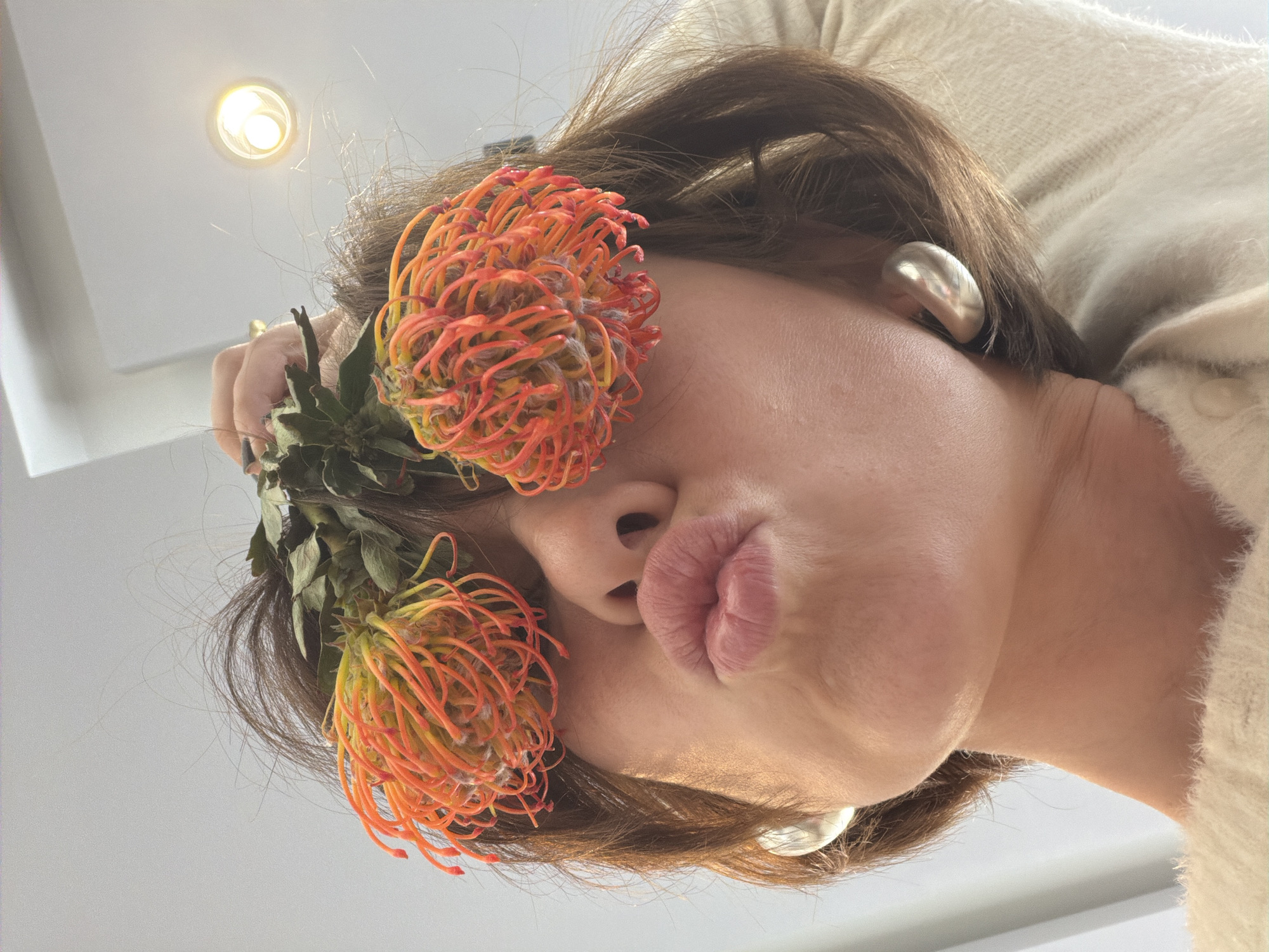 Woman captures playful Friday moments with flowers in snowy Ust-Ilimsk