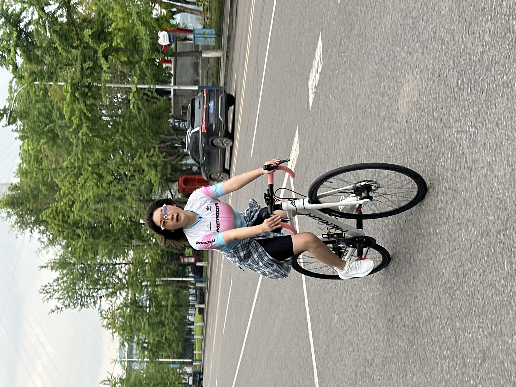 Morning commuters use bikes, scooters on Jiangjin roads