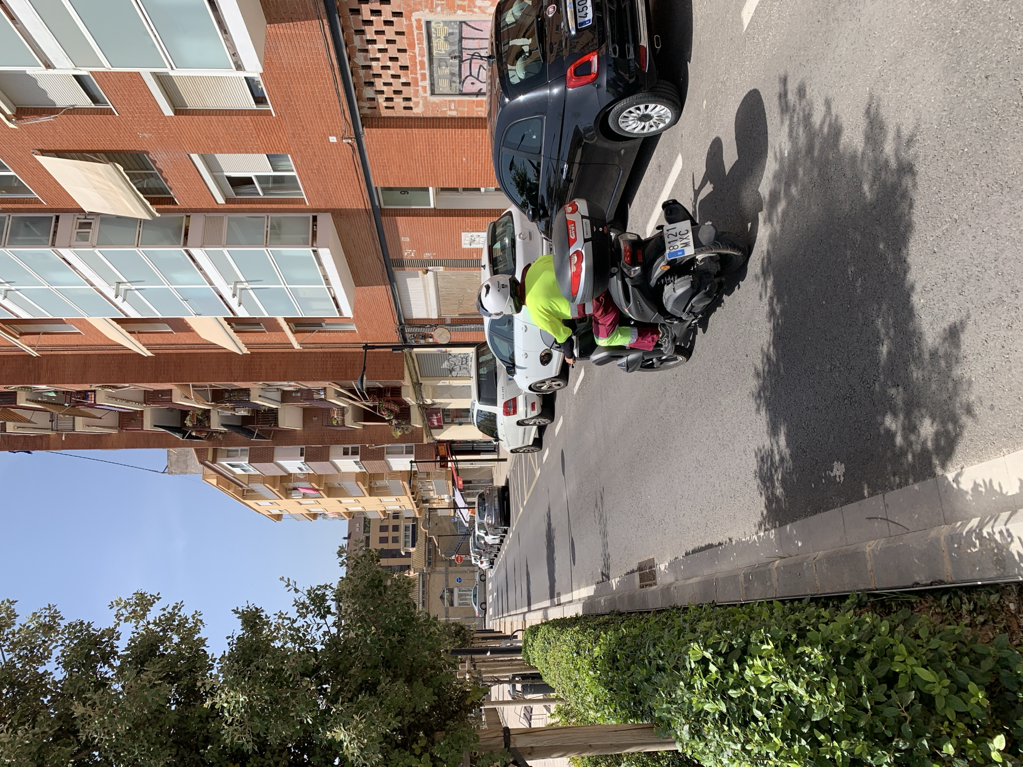 Weekday morning street life across a Valencia neighborhood
