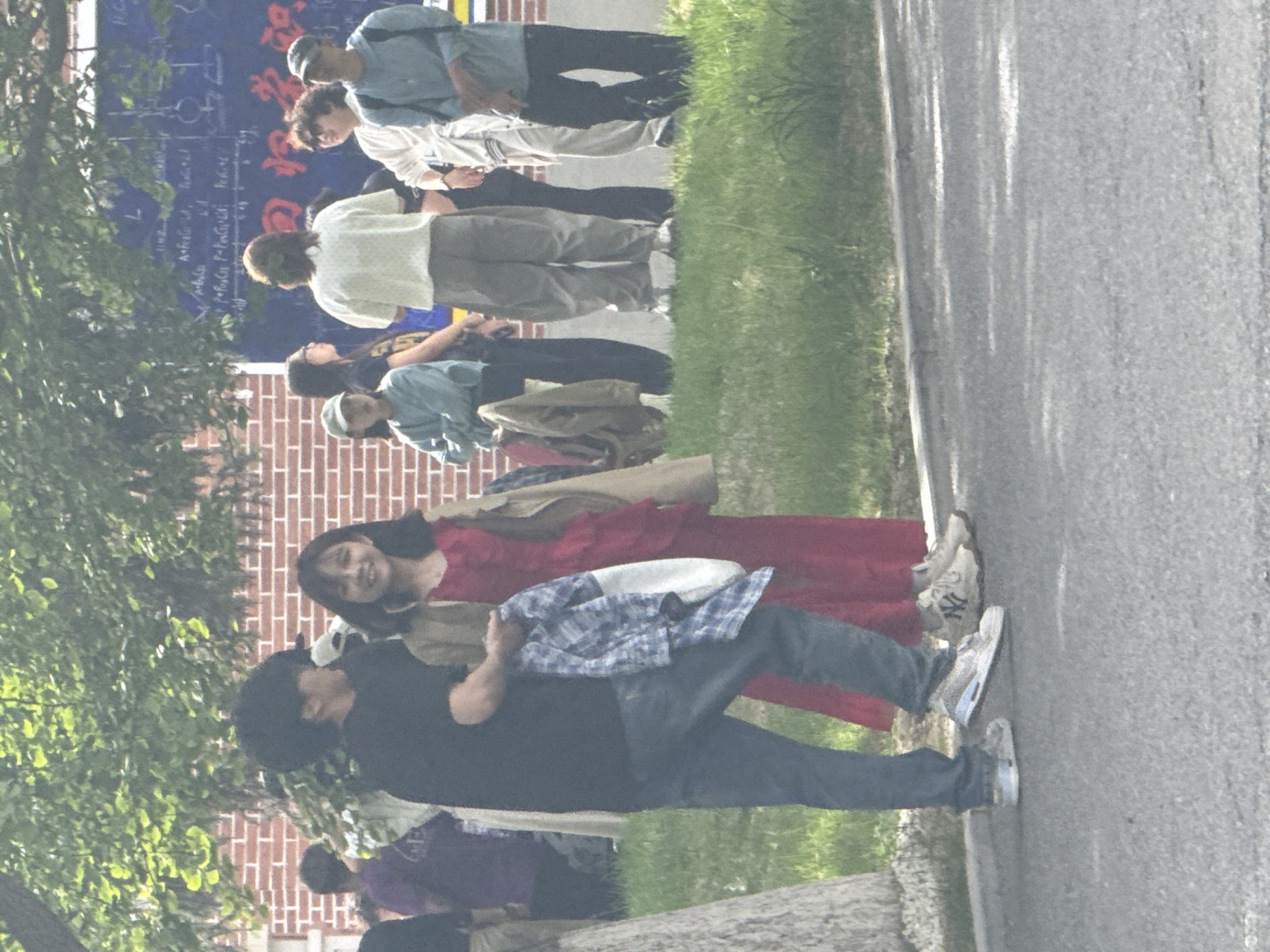 Morning scenes captured in Zhongtun: billiards and sidewalk gatherings