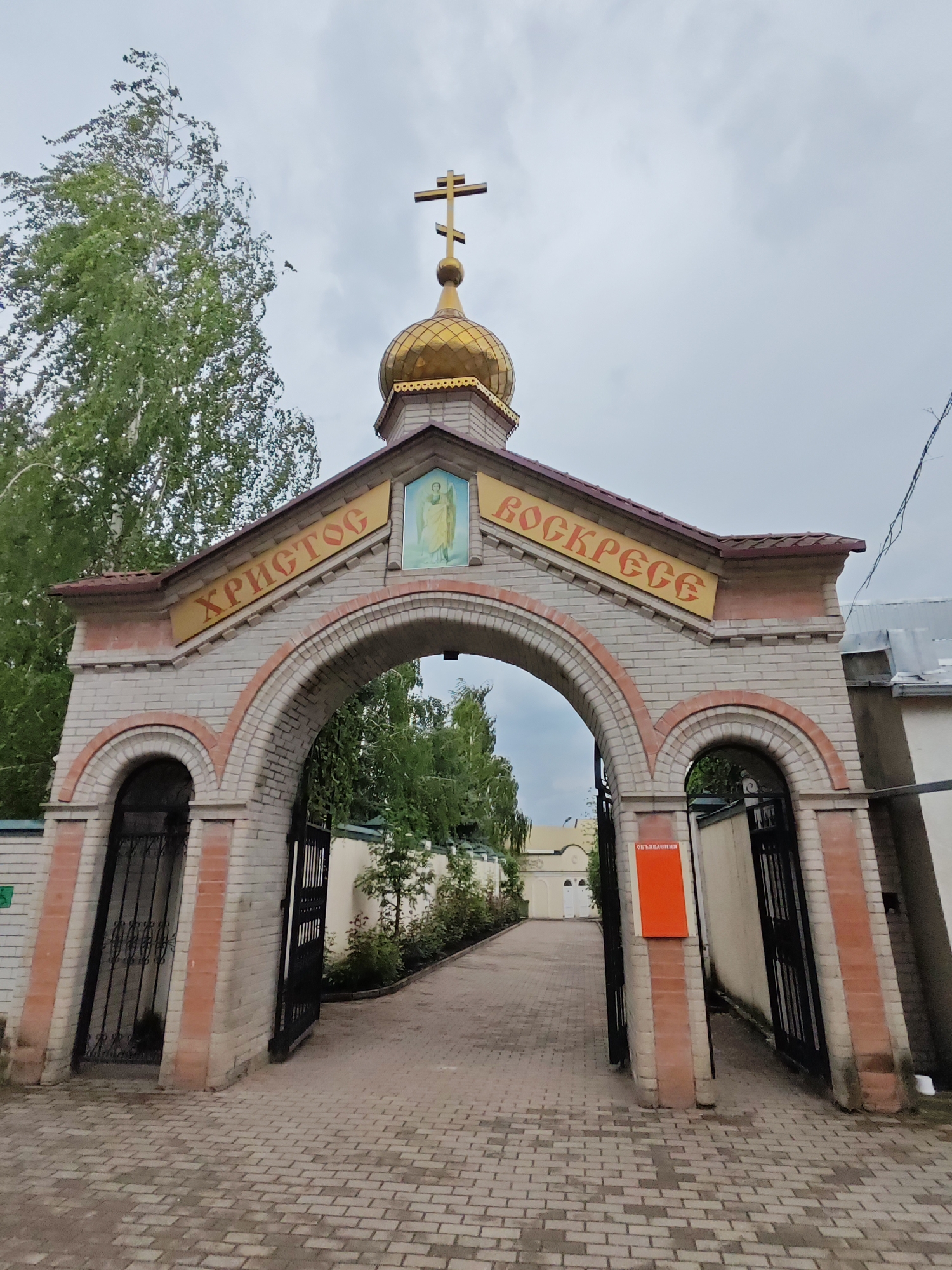 Walking tour documents Pyatigorsk cathedral, religious sites, ice cream vendors
