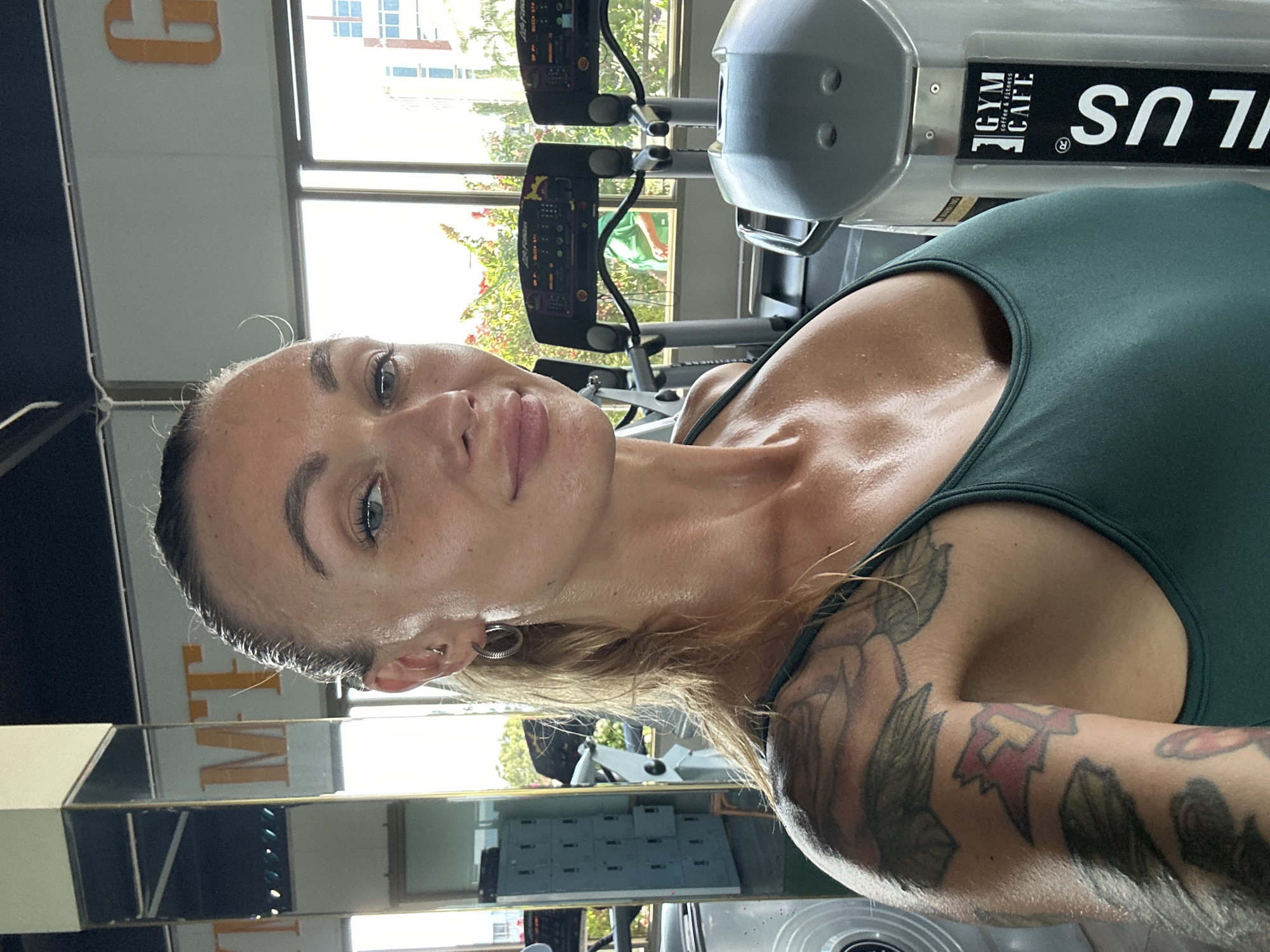 Woman documents gym workout with selfies in Vietnam