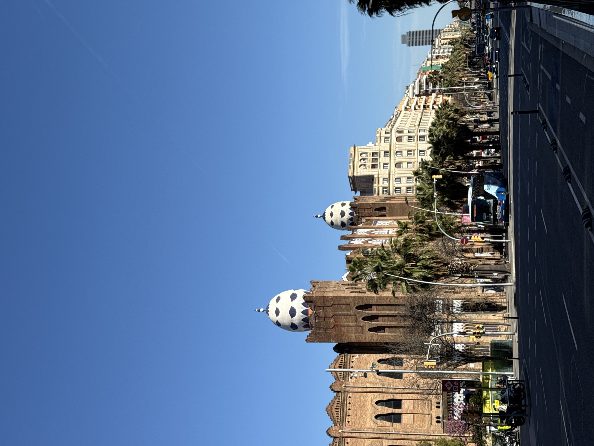 Ordinary afternoon moments captured across Barcelona neighborhoods