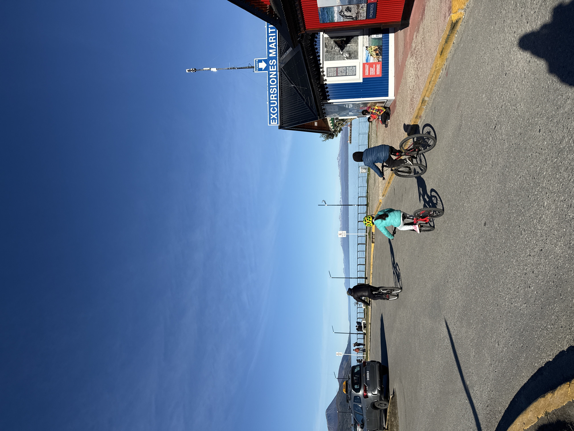 Tourist activity observed in Ushuaia streets Sunday evening