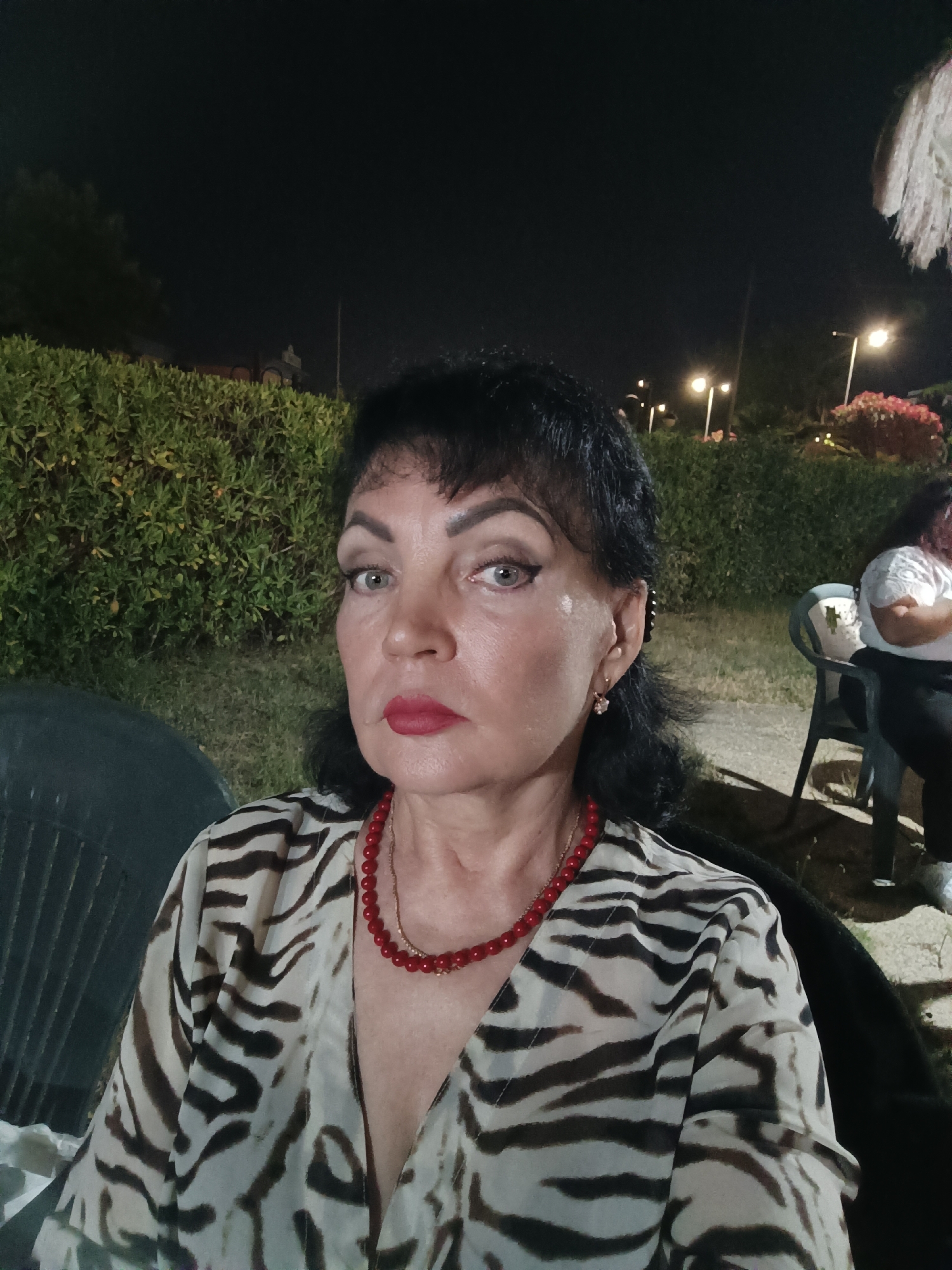 Night out in Giulianova, selfies and a crowd under palm trees