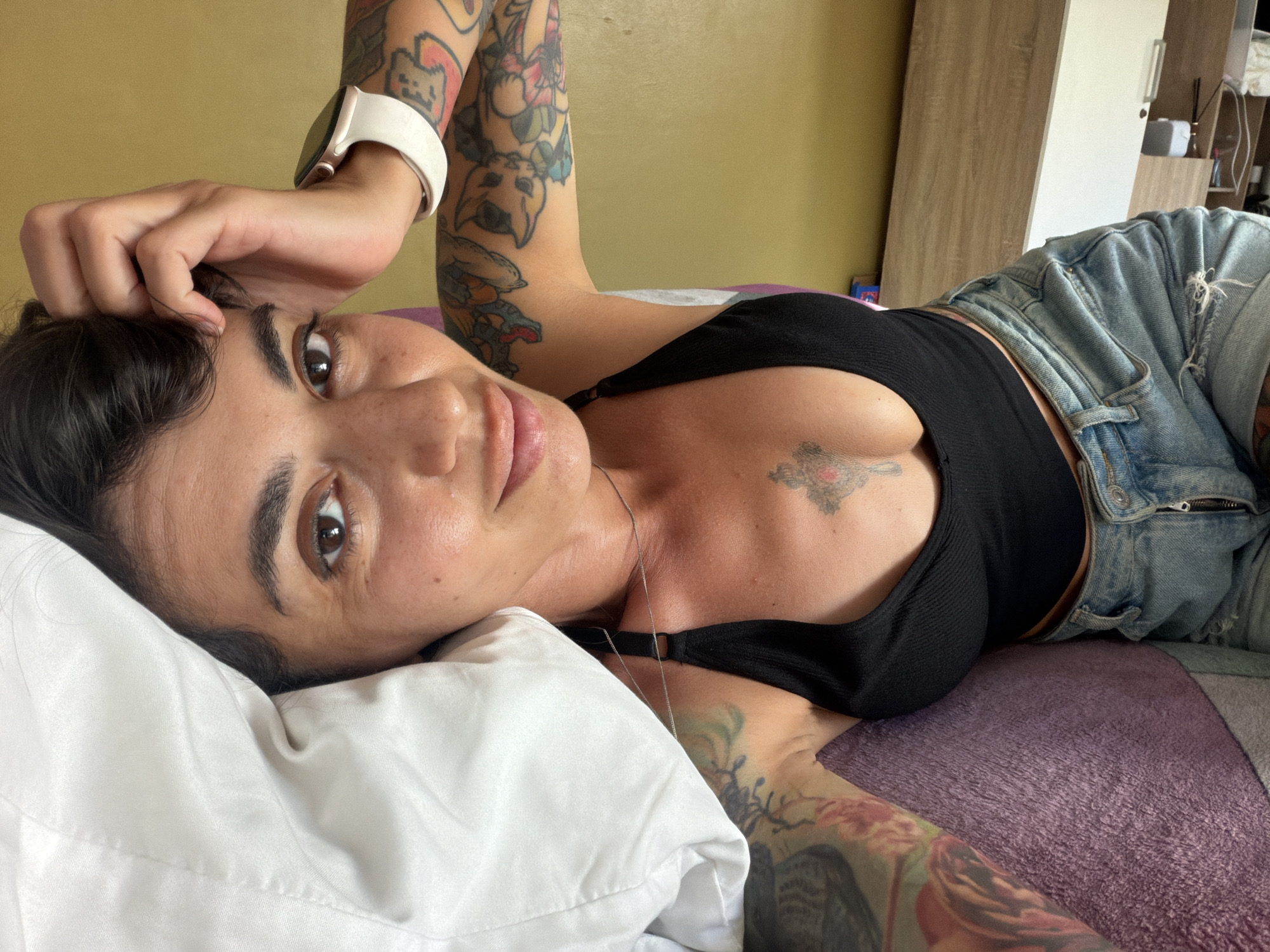 Lazy morning selfie session in a Bali hotel room