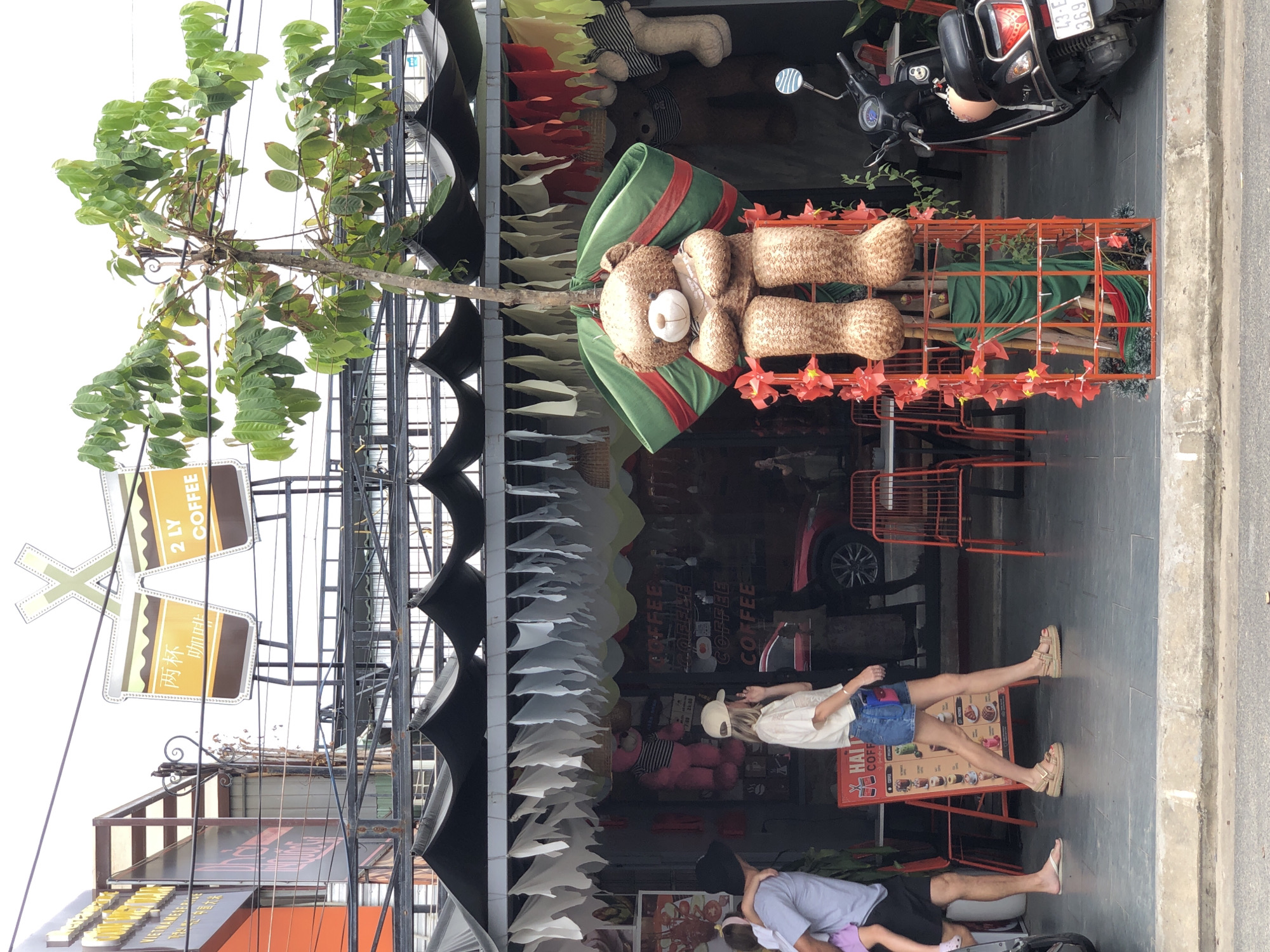 Da Nang street scenes: commerce, construction, and street decor