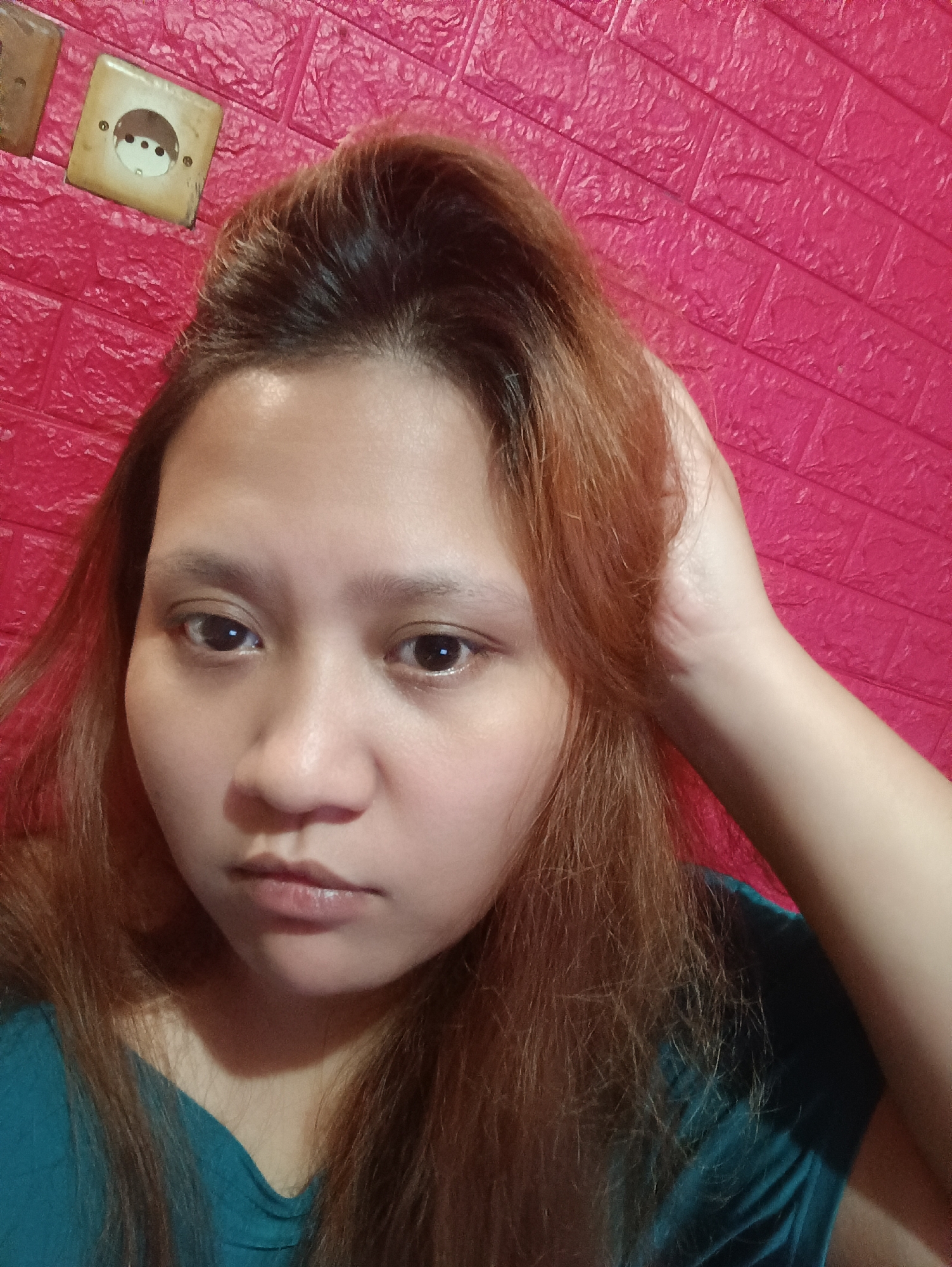 Young woman documents afternoon of selfies, music in Depok