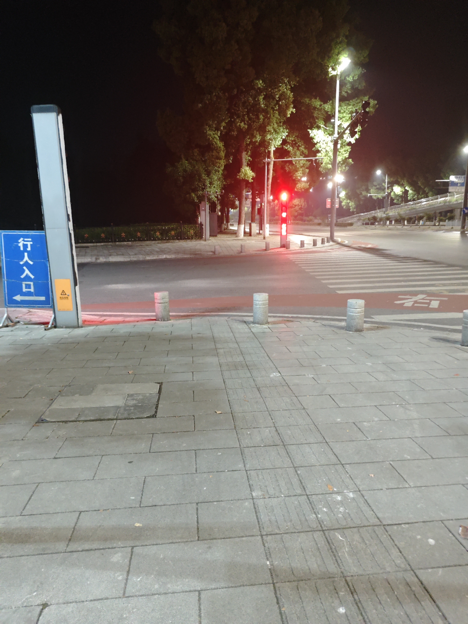 Evening street scenes documented in Chongqing High-tech Zone