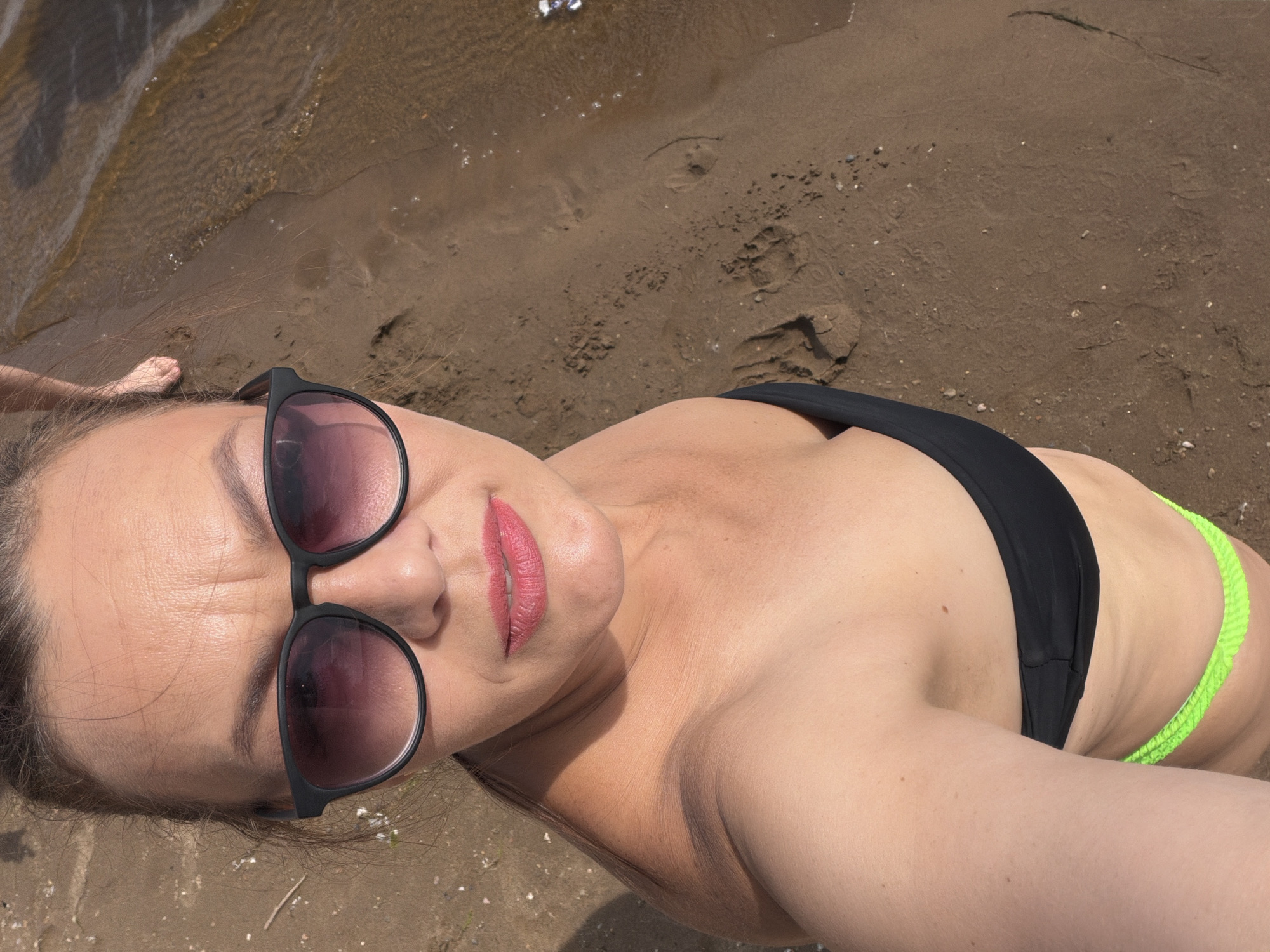Family beach day on the Volga, baby included
