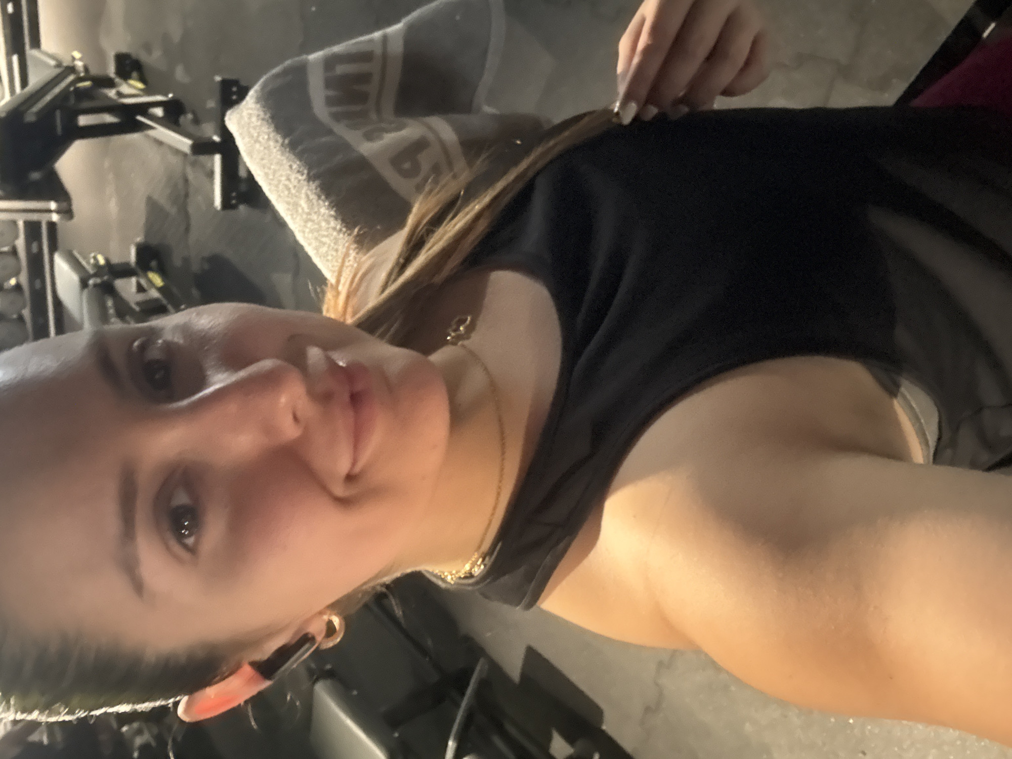 Woman moves from Barcelona gym to nighttime street selfie