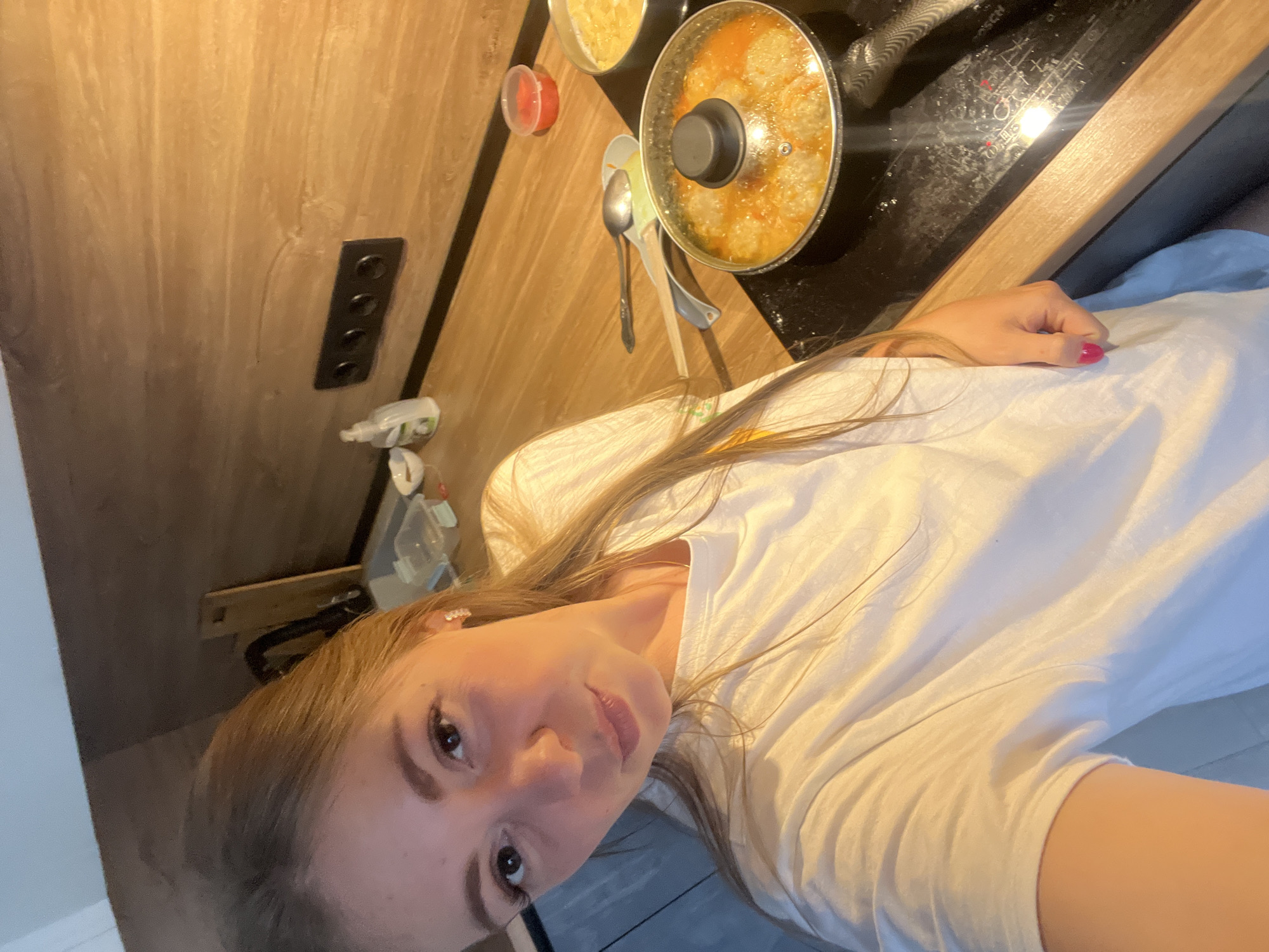 Casual afternoon at home in Chelyabinsk: cooking, selfies, decor