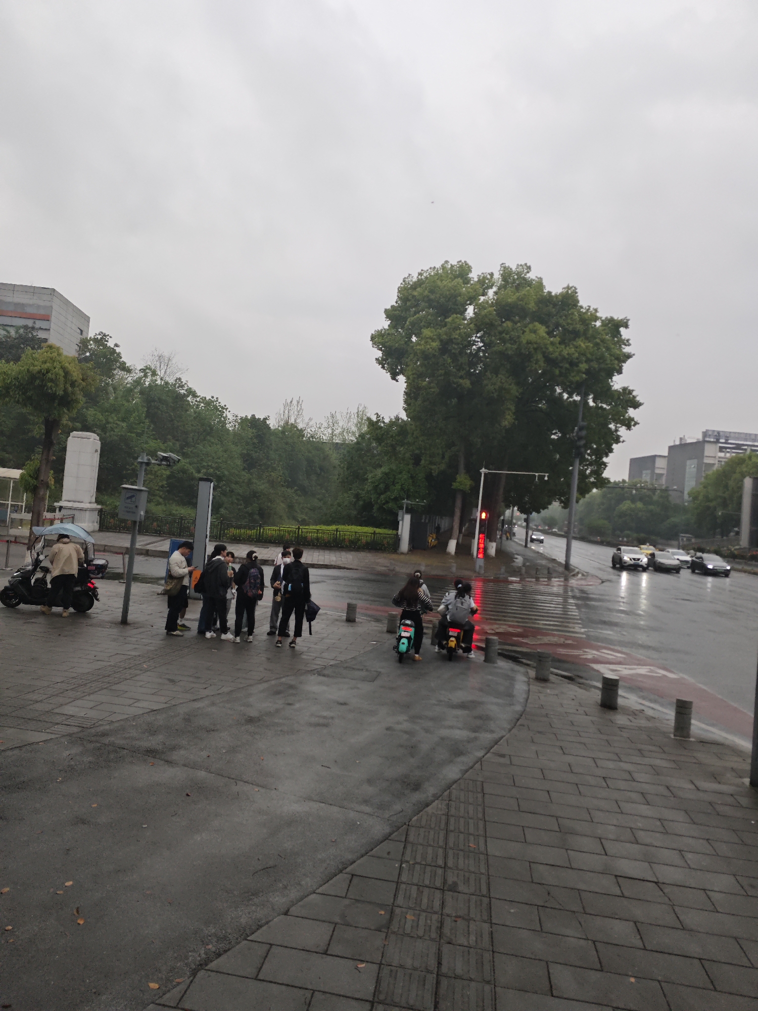Morning street scenes captured across rainy Chongqing High-tech Zone
