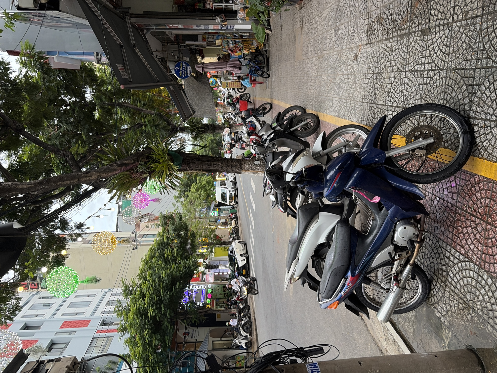 Street-level slice of Đà Nẵng: shops, temples, and everyday scenes