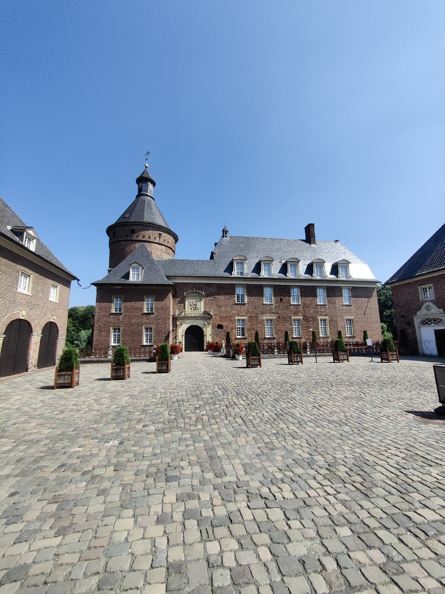 Classic cars and a wedding at Wasserburg Anholt on a sunny Saturday
