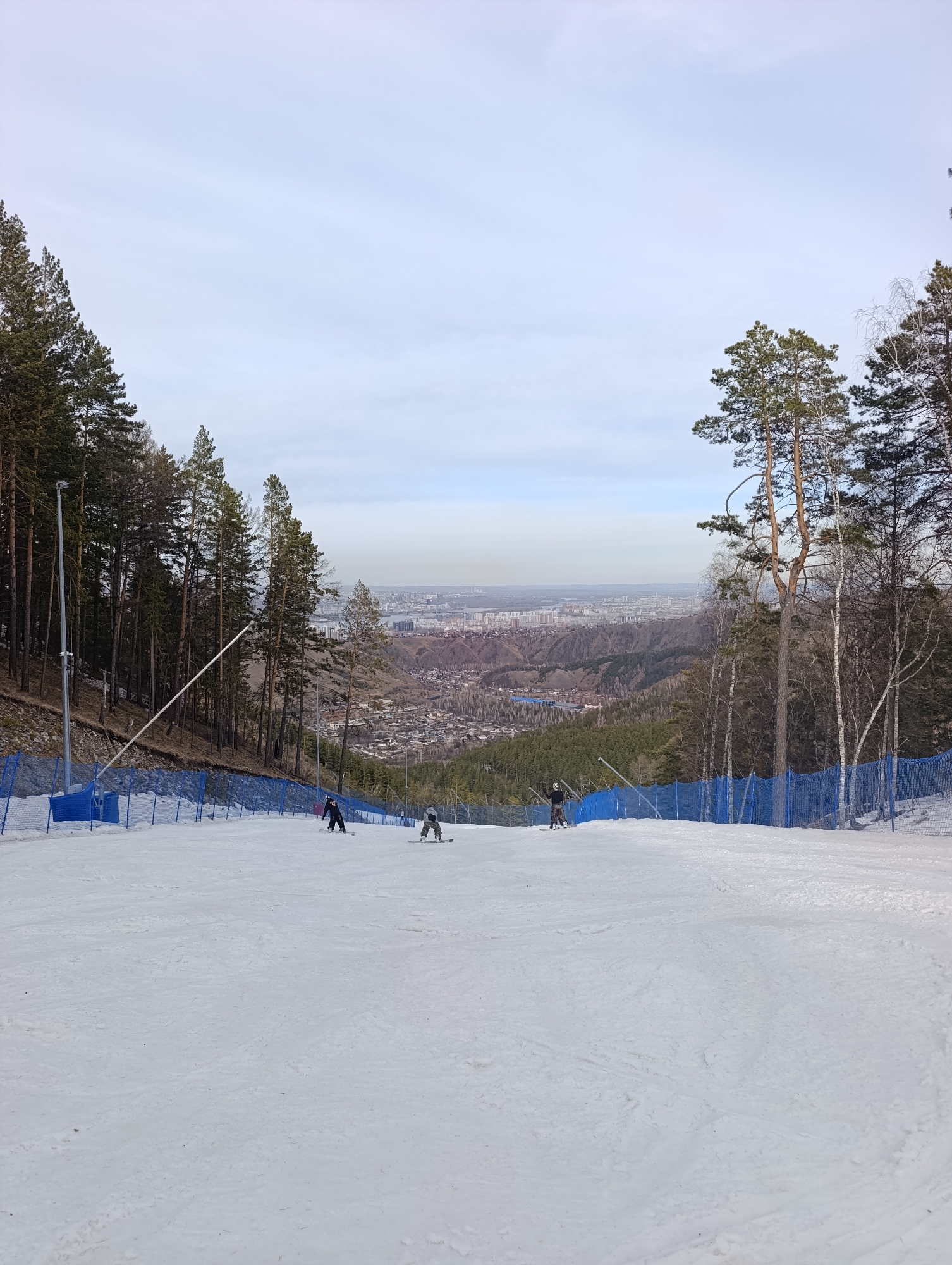 Spring skiing continues at Krasnoyarsk resort despite April weather