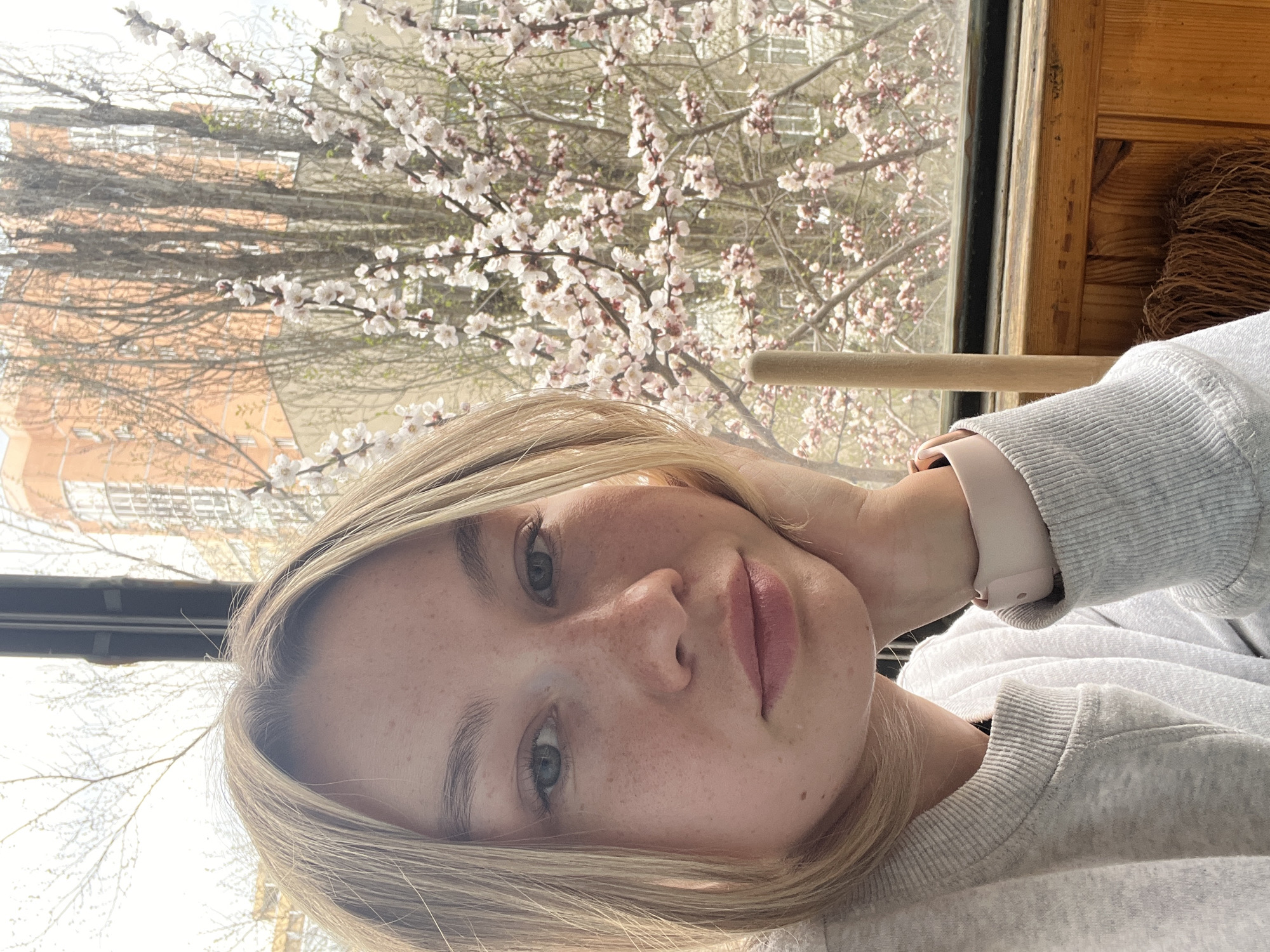 Spring morning moments captured in Voronezh: portrait and blossoms