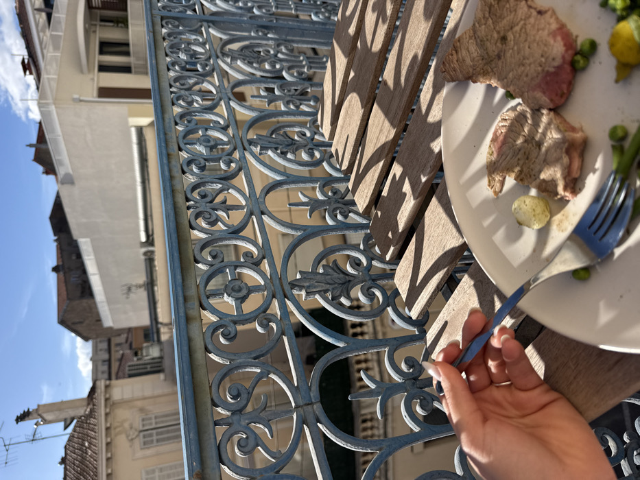 Personal afternoon documented across Cannes through selfies and cityscapes