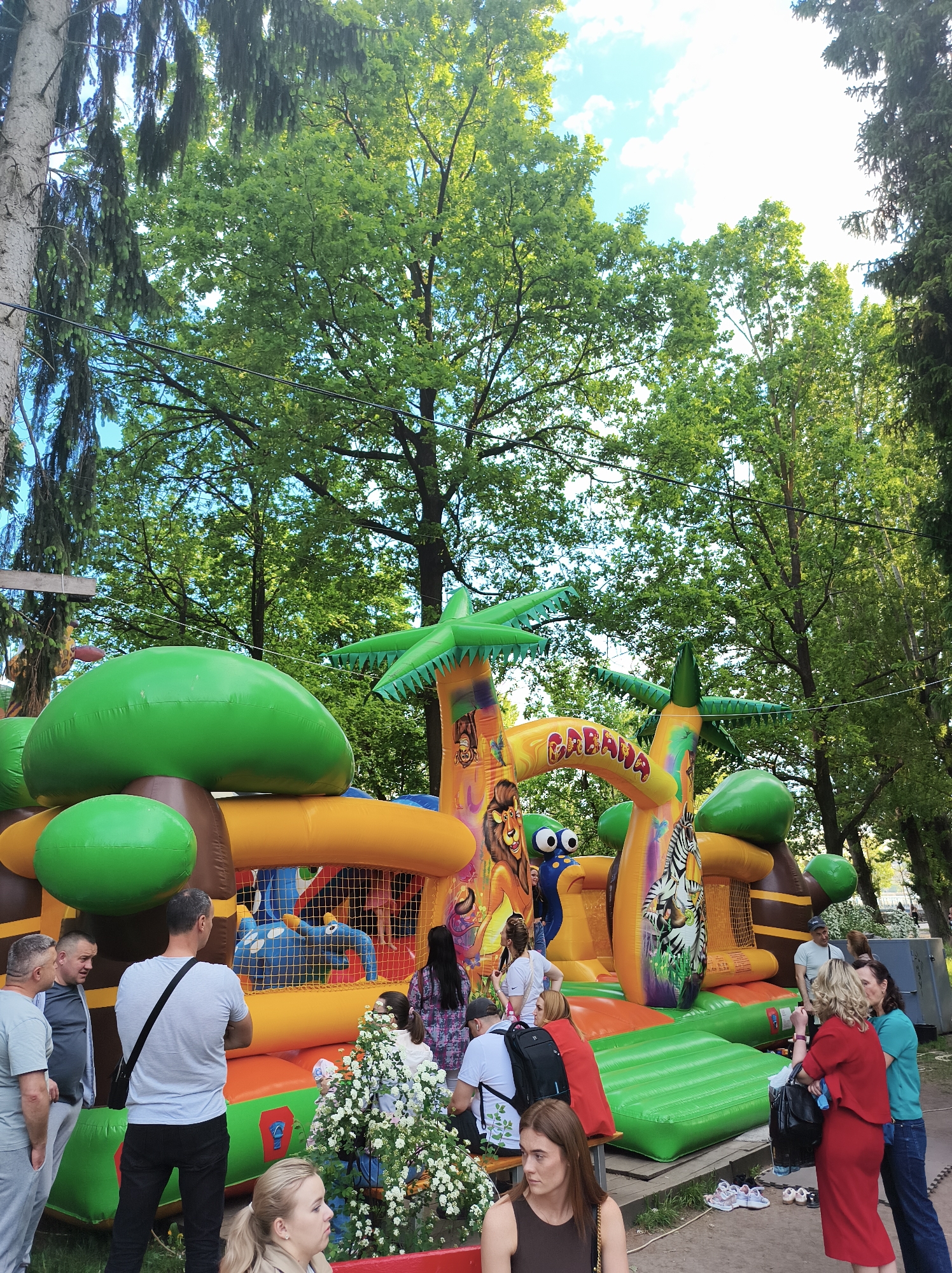 Spring afternoon brings families, tourists to Ternopil park