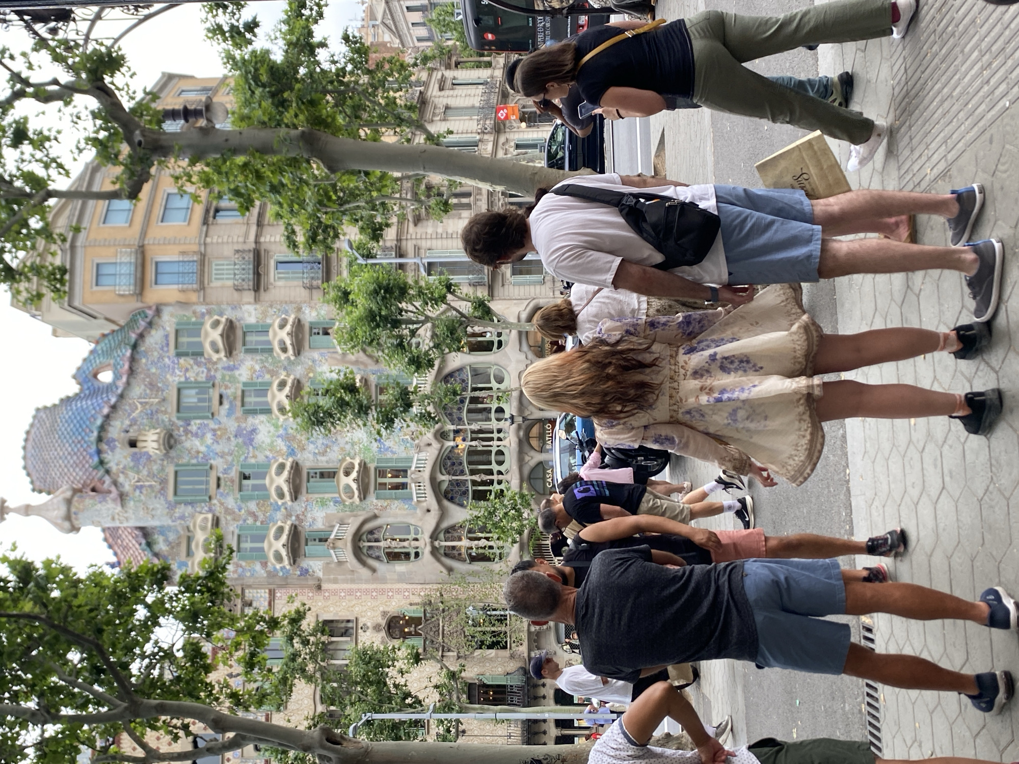Sunday afternoon street life around Barcelona's Gaudí landmarks documented