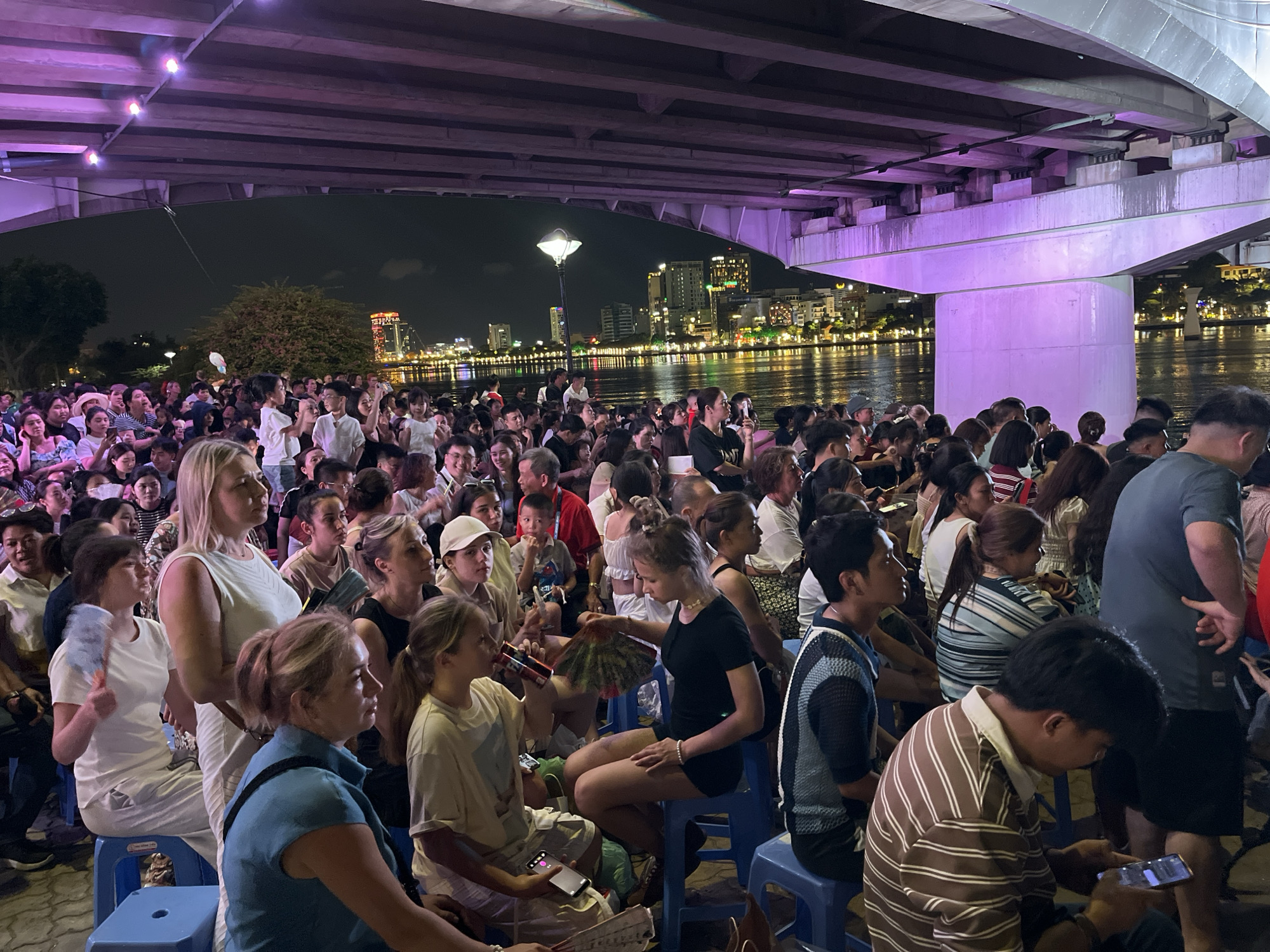 Crowds gather for nighttime spectacle in Đà Nẵng, Vietnam