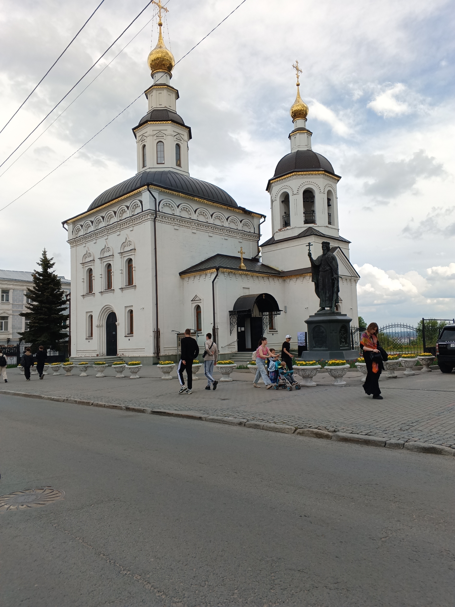 Morning street life documented across Vladimir, Russia