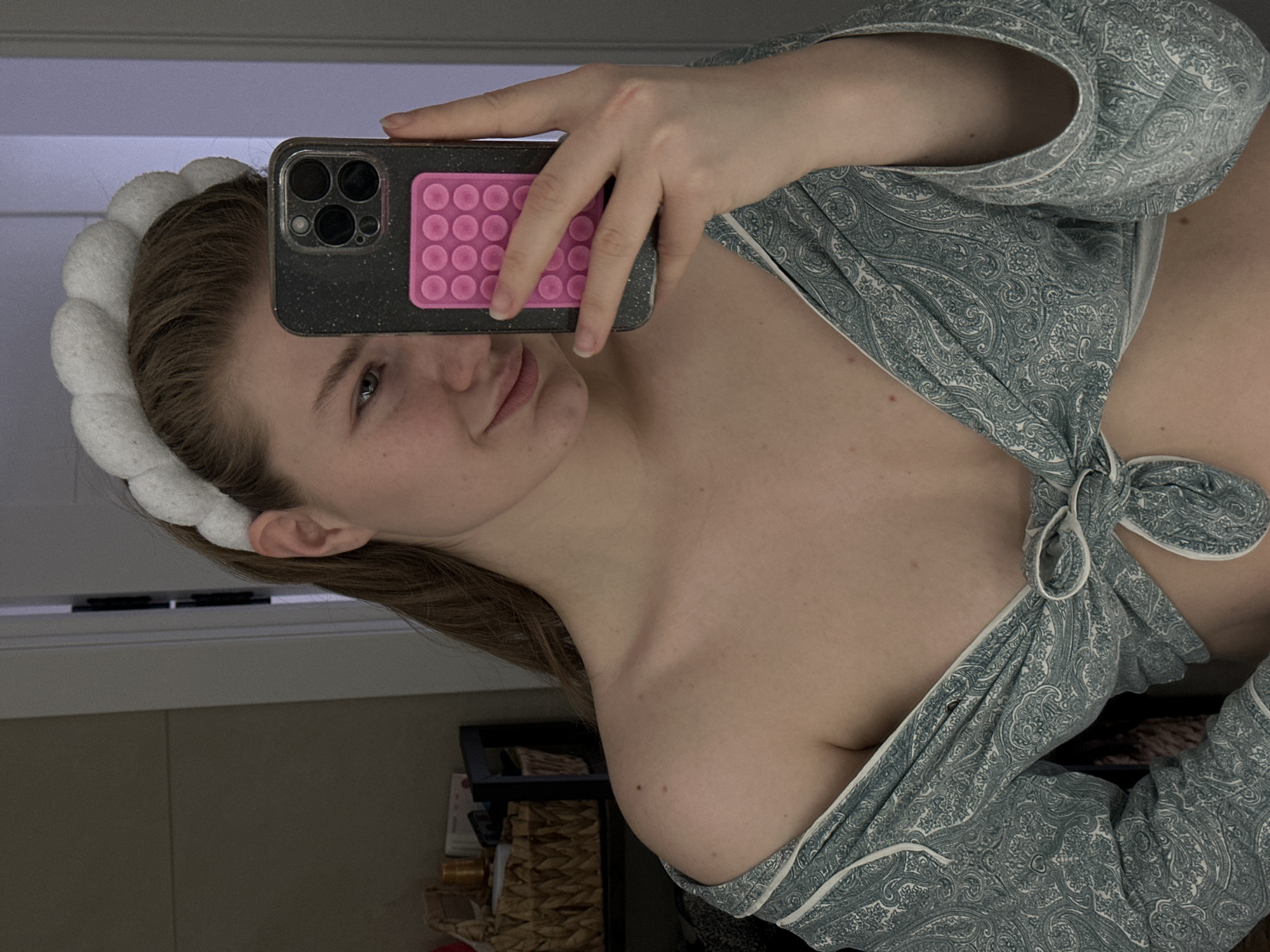 Person takes morning bathroom selfie in Russia