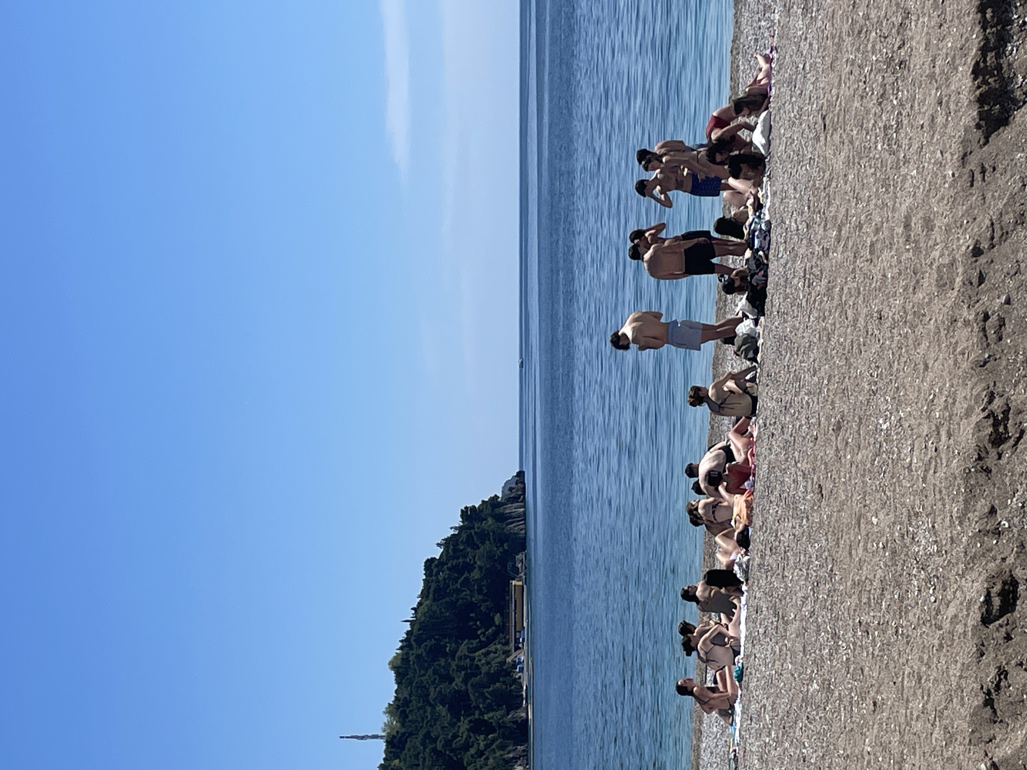 Clear sunny day draws crowds to Budva beaches