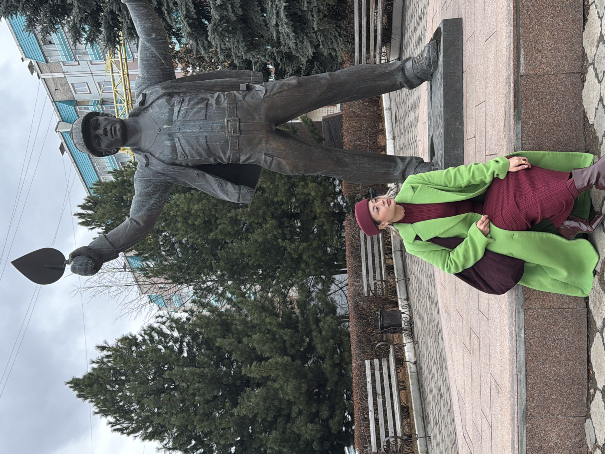 Morning photography session captures woman, statue, and Corgi in Krasnoyarsk