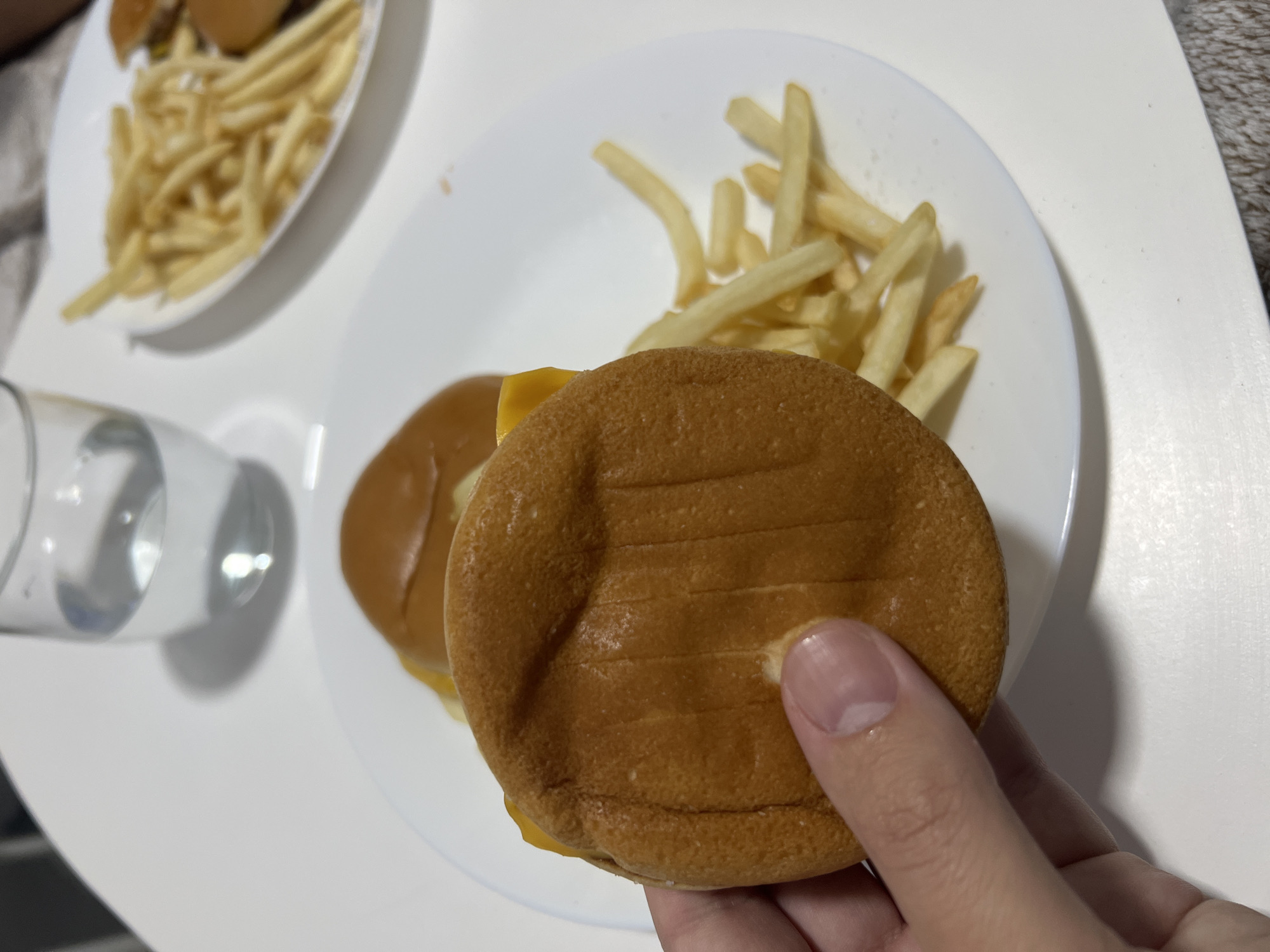 Burger meal documented at Mogán restaurant