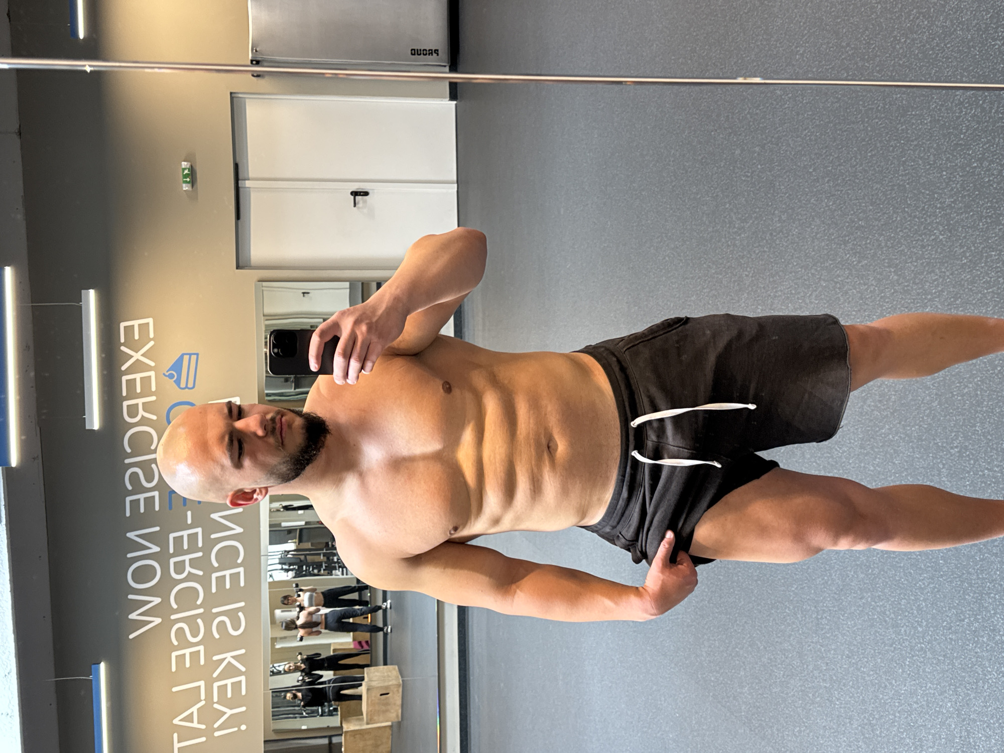 Man takes fitness selfie at Sofia gym