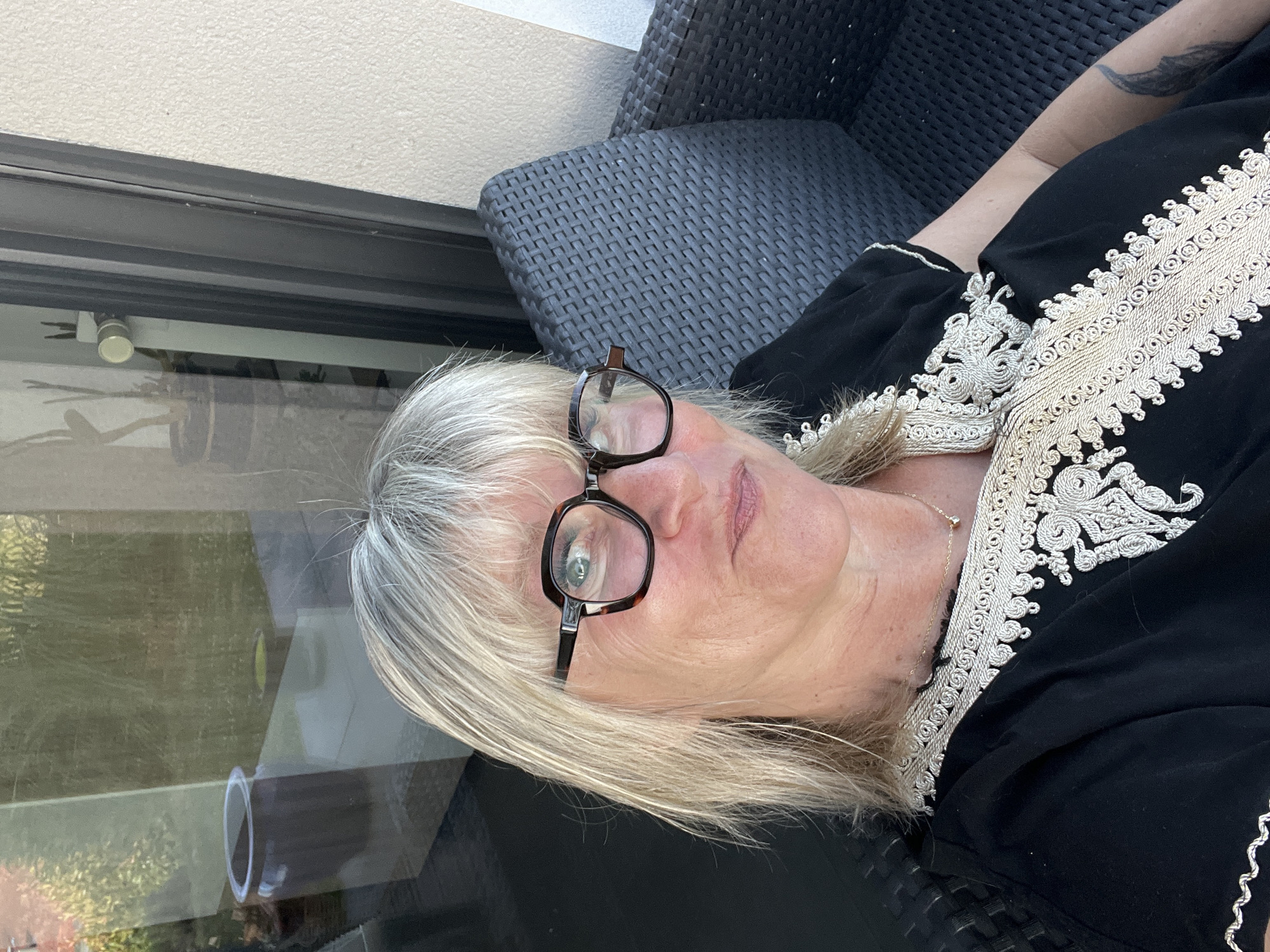 Woman photographed in portrait session in Chambœuf, France