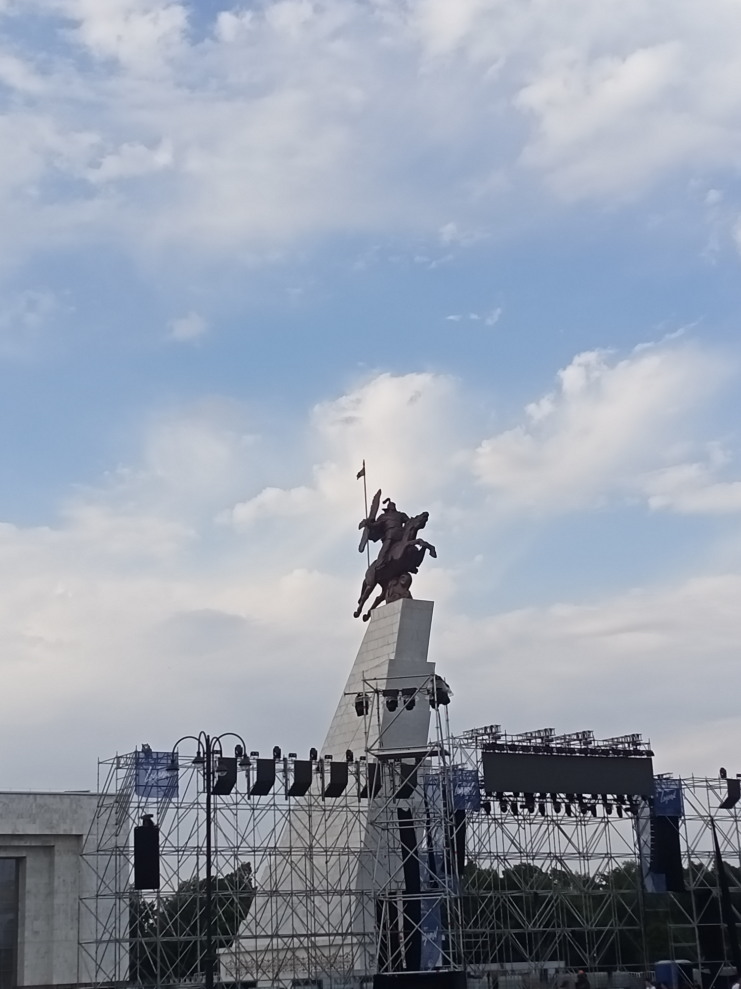 Bishkek's civic center: monuments, fountains, and ceremonial guards