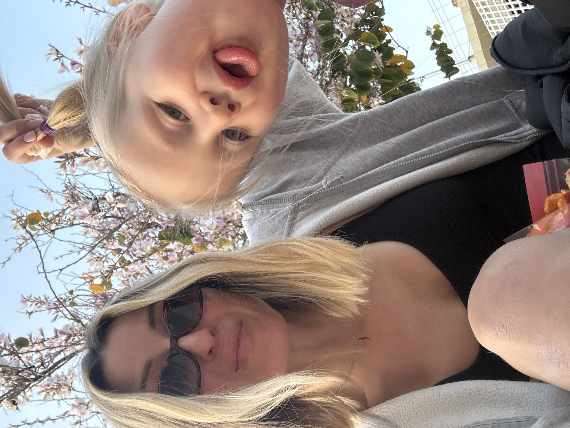 Family enjoys afternoon outing at Valencia park