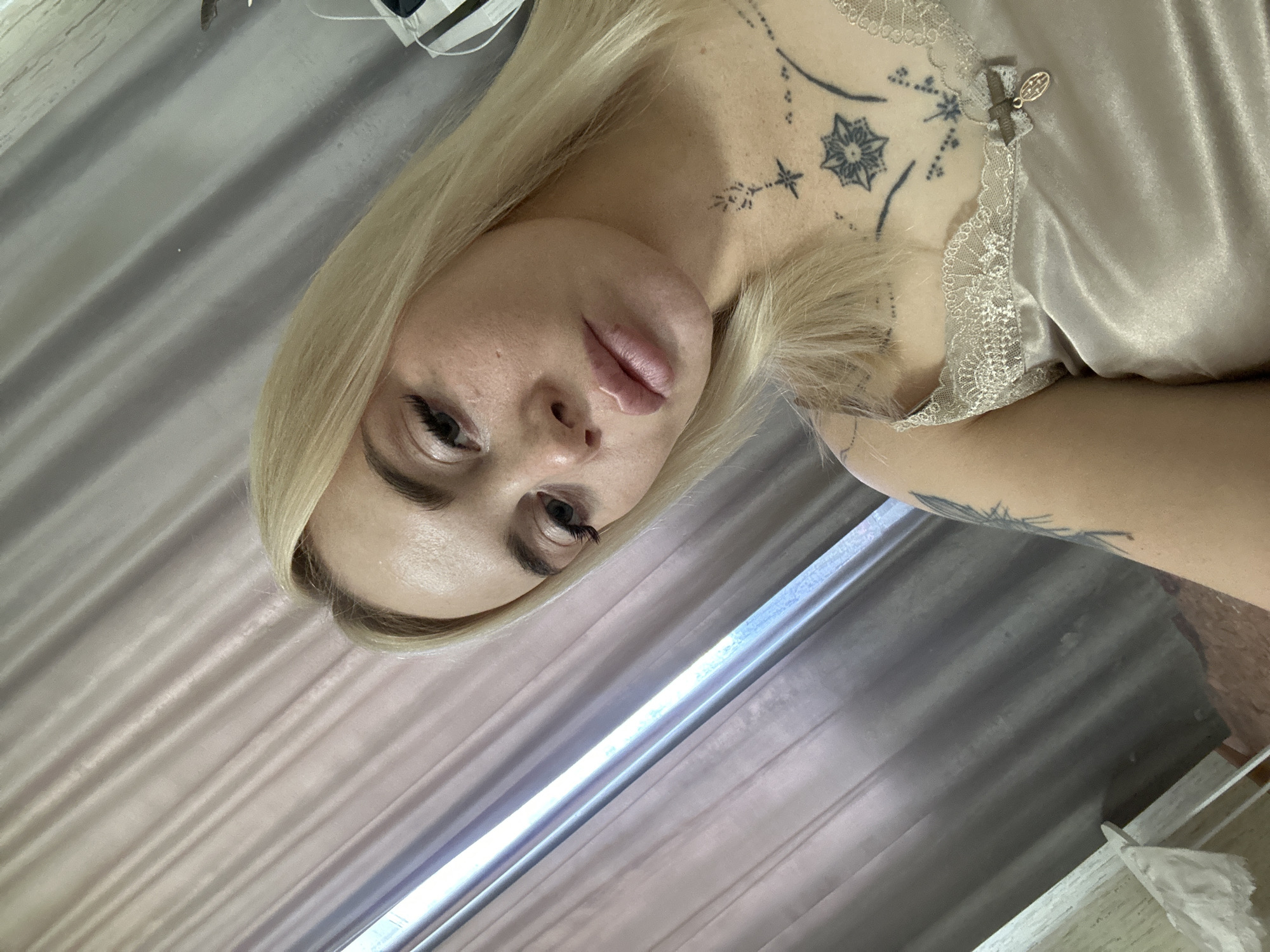 Woman Takes Series of Indoor Selfies Over 30-Minute Period