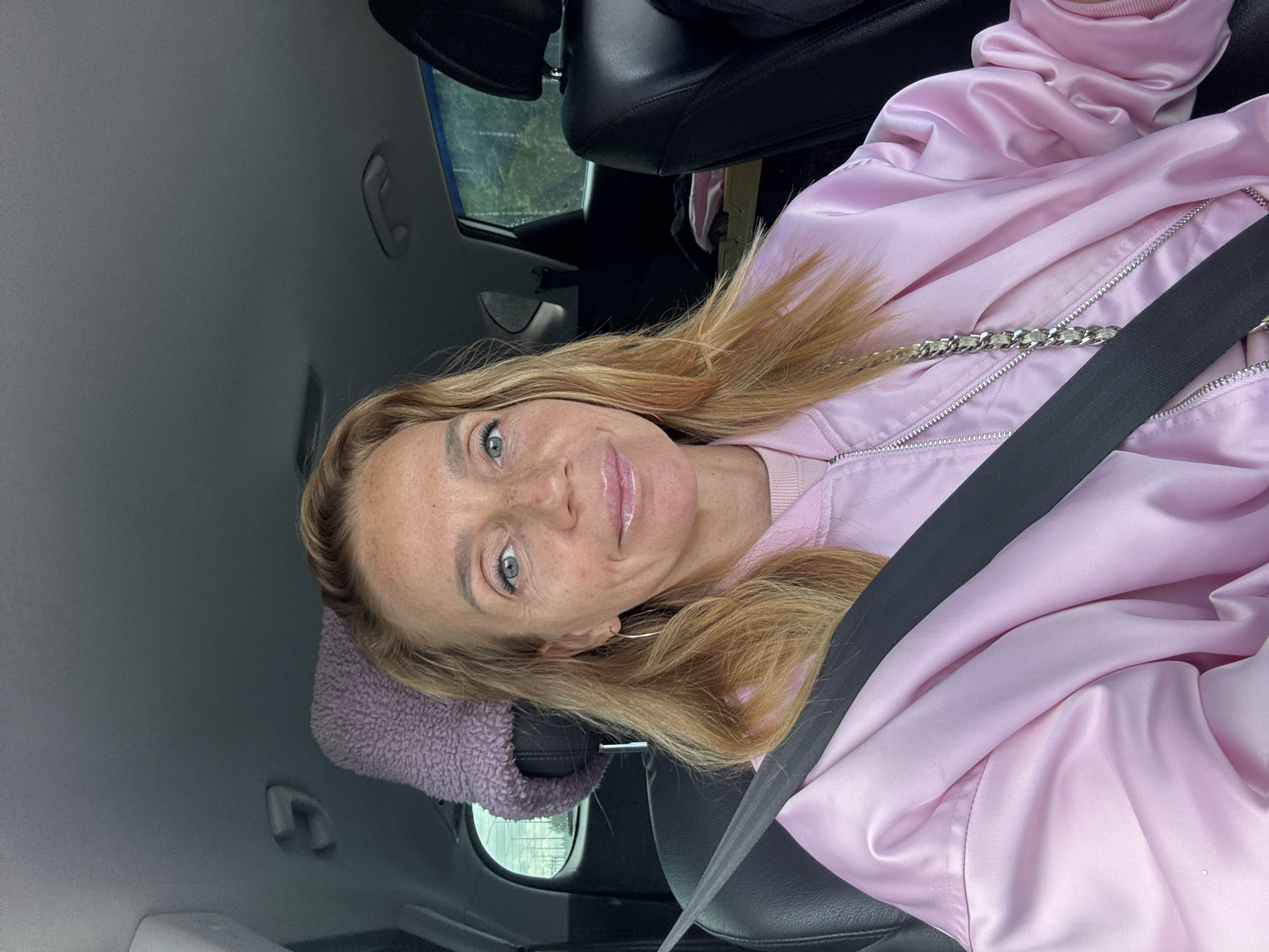 In-car snapshots near Kissolovo, pink satin jacket and silver bag