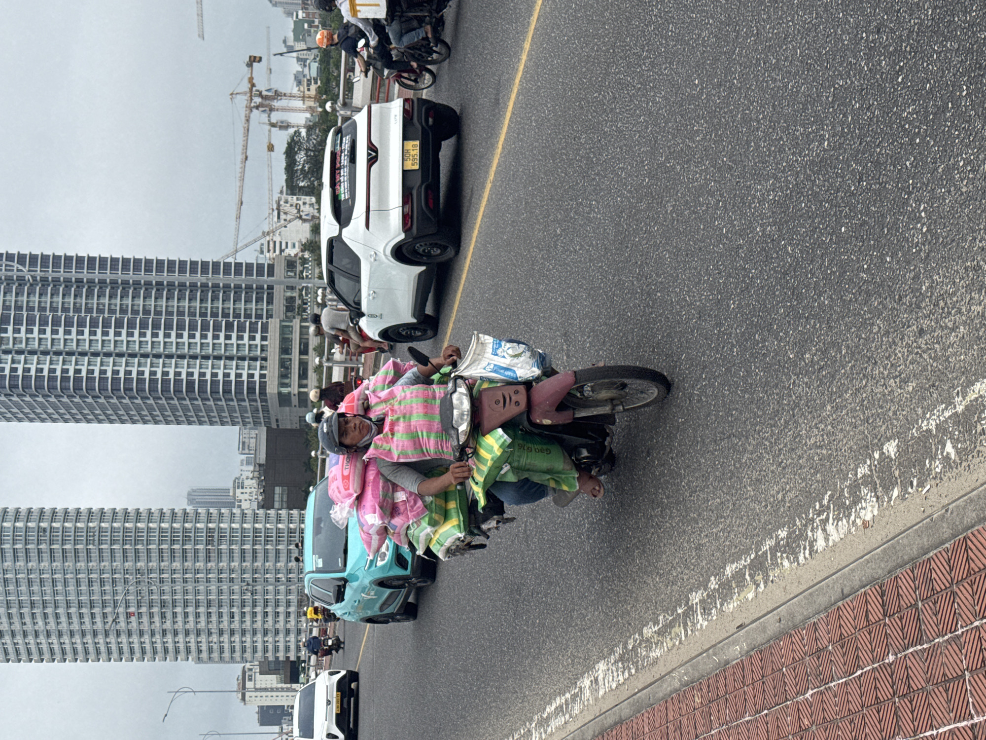 Morning street life captured across Đà Nẵng city center