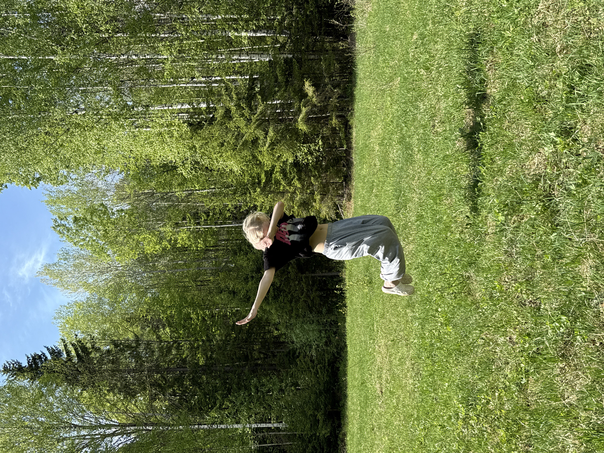 Photo session captures playful outdoor moments in rural Russia