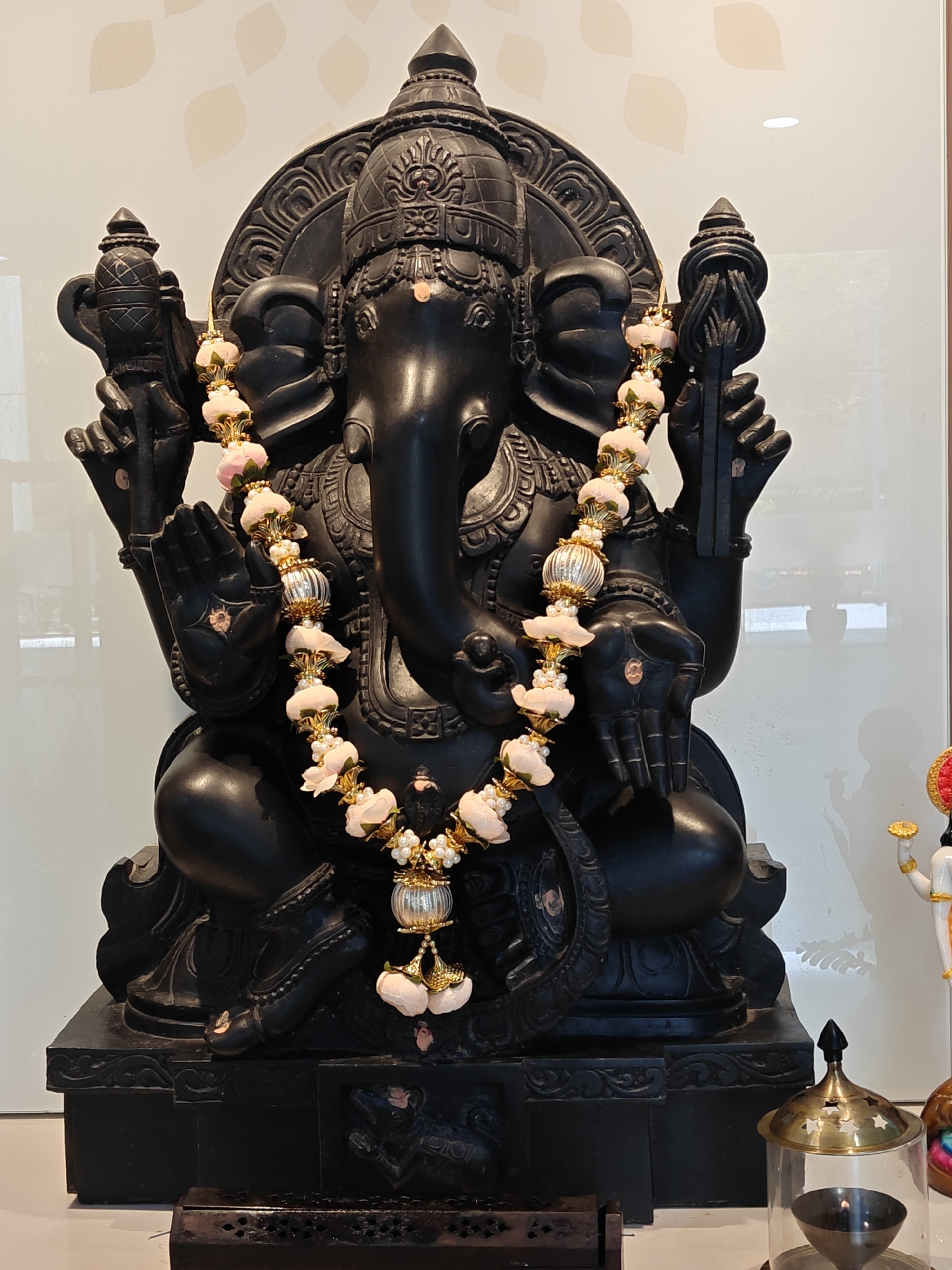 Child explores cultural attraction with Hindu statues in Mumbai