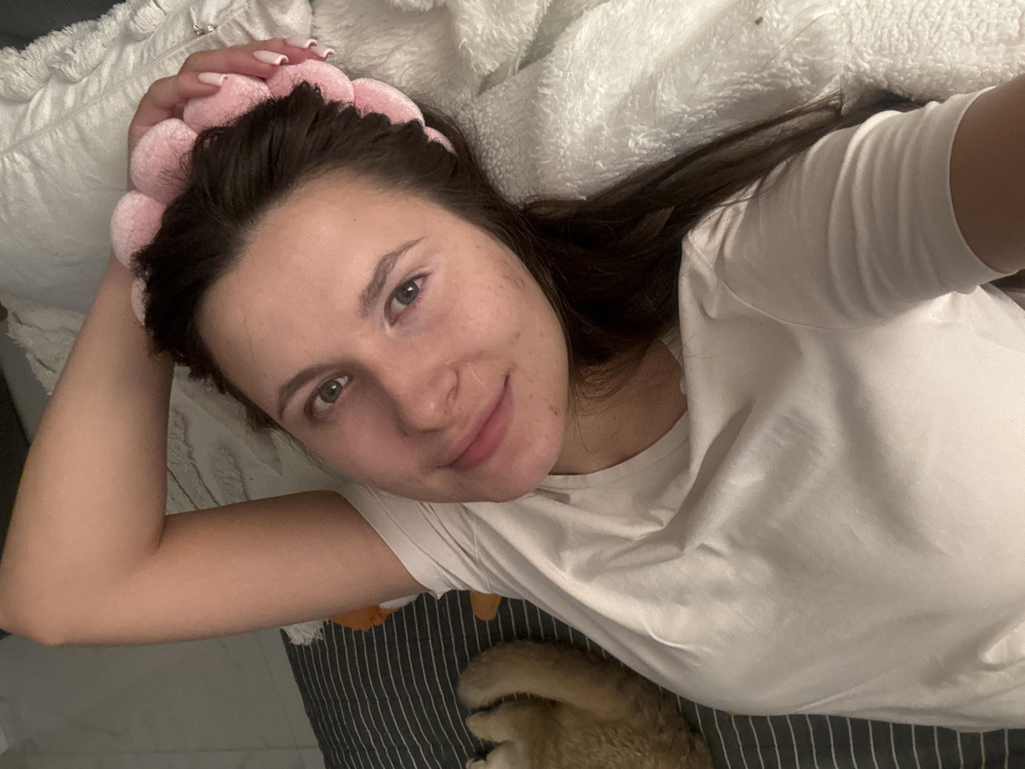 Evening snapshots capture woman and cat in Odintsovo bedroom