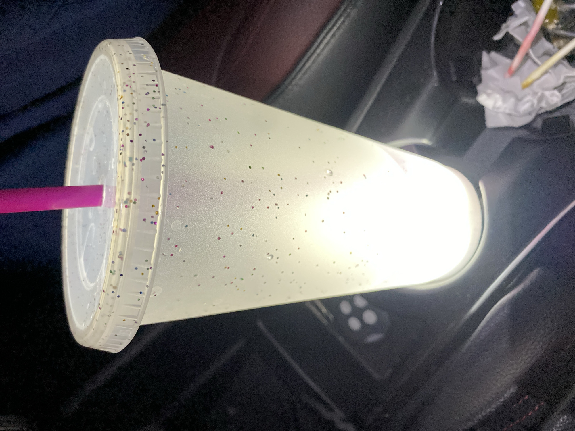 Glittery cup with internal light observed in Puebla car