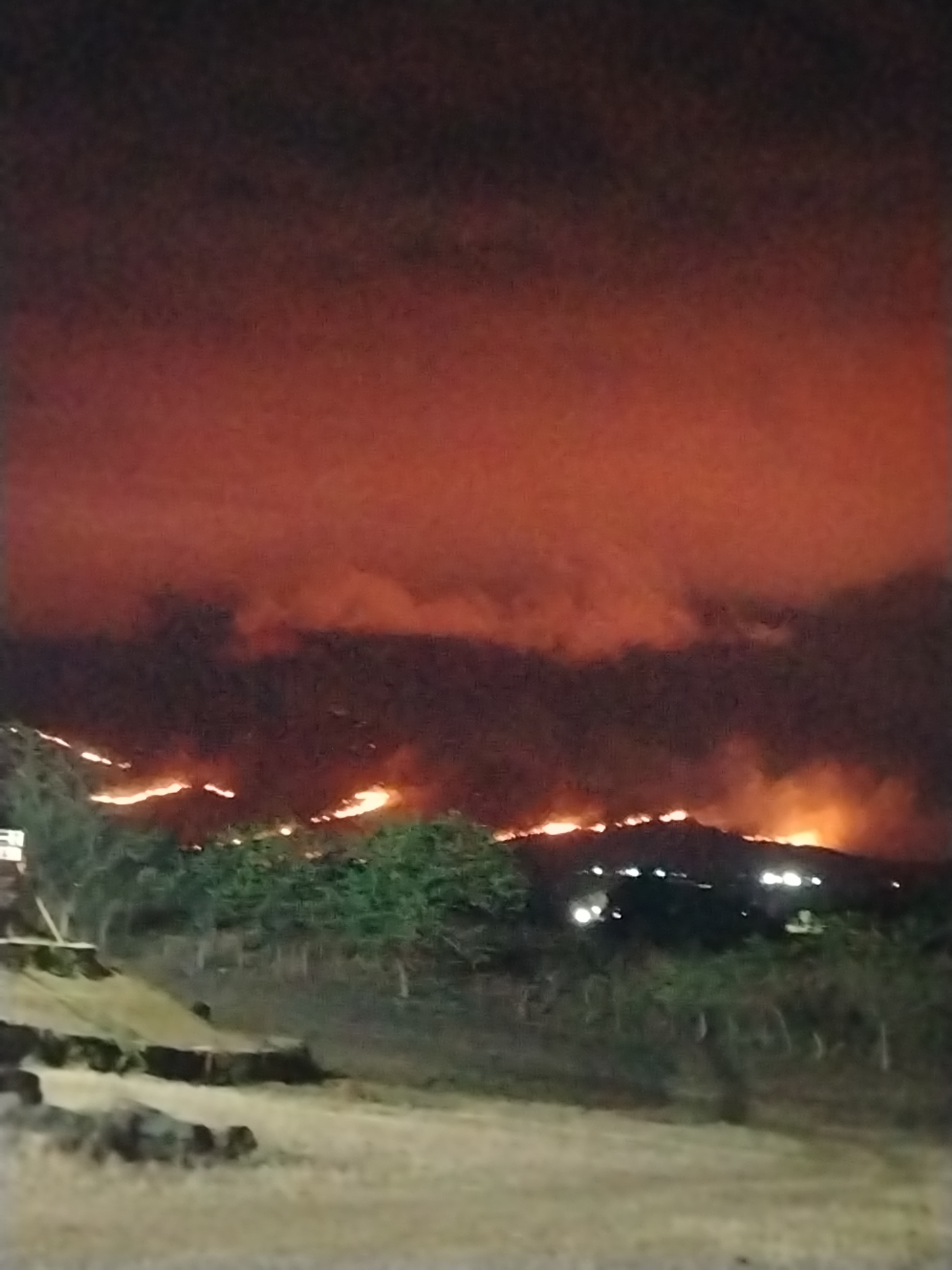 Hillside fire burns near Los Pegones, Venezuela overnight