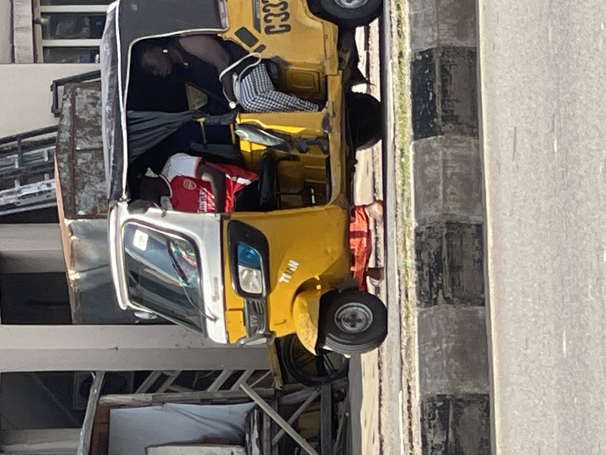 West African street life: traffic, traders, and everyday movement