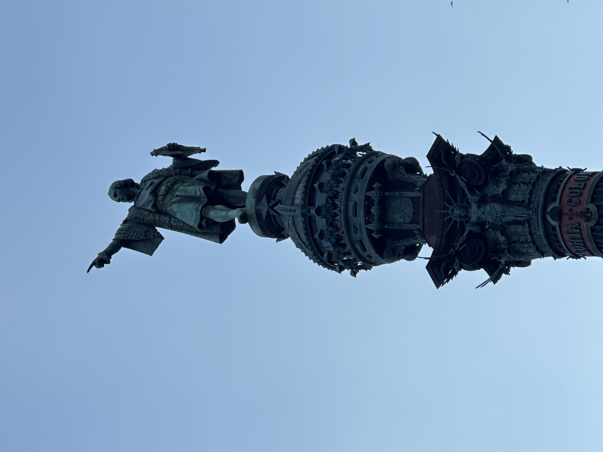 Evening walk captures Barcelona monuments, harbor, and architecture