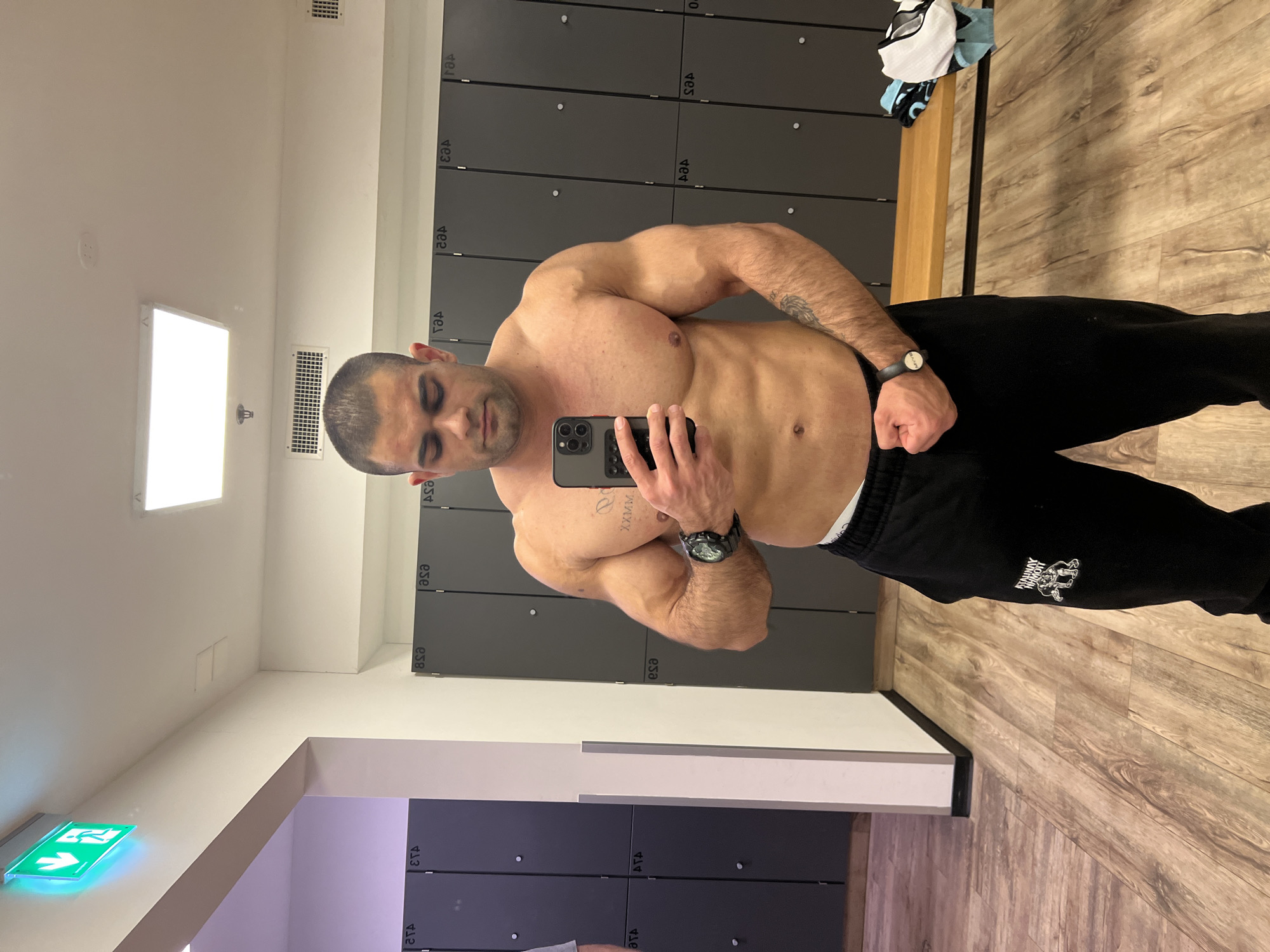 Man takes gym selfies in Basel locker room