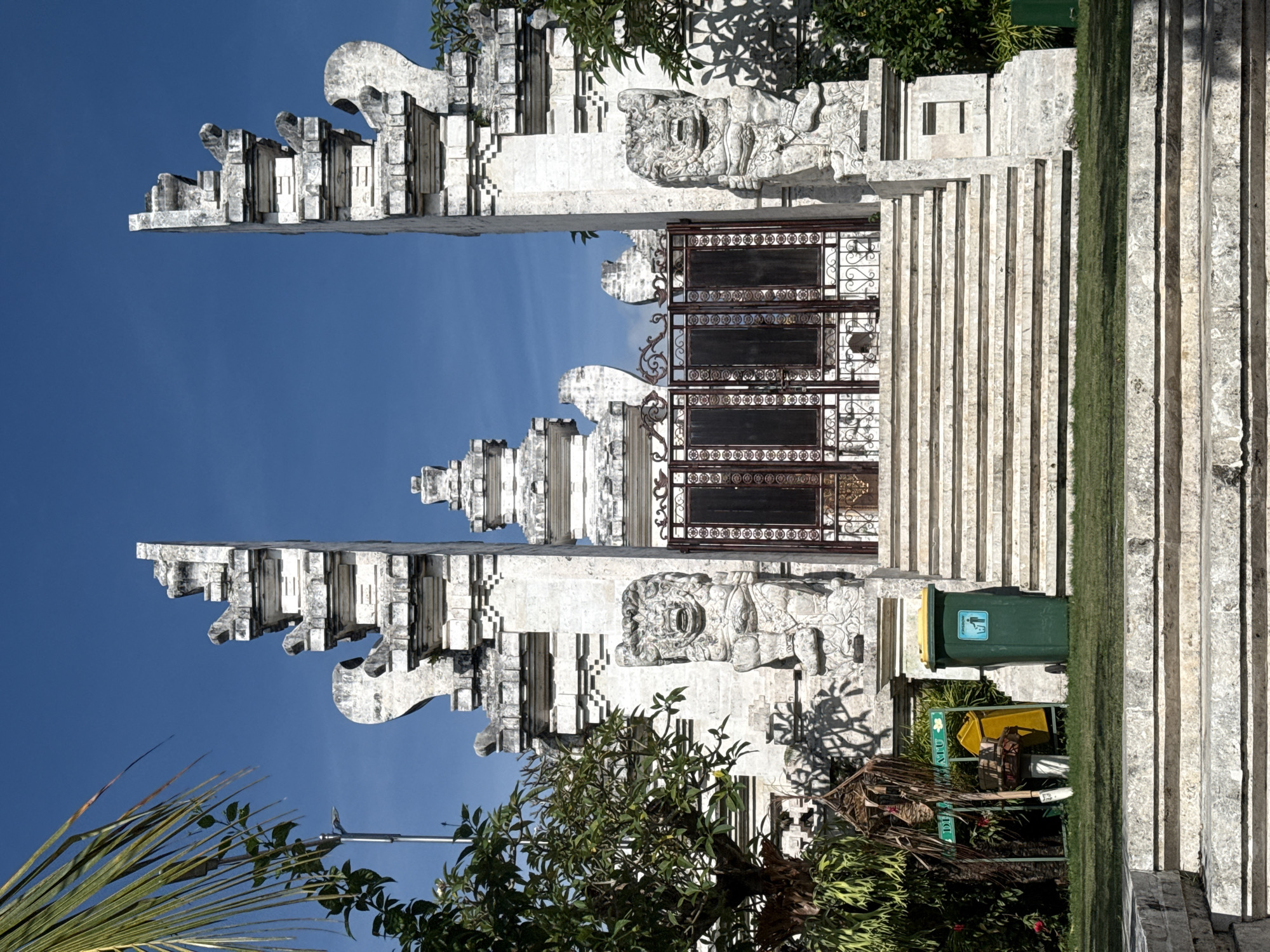 Traditional gate and street food vendor captured in Pecatu