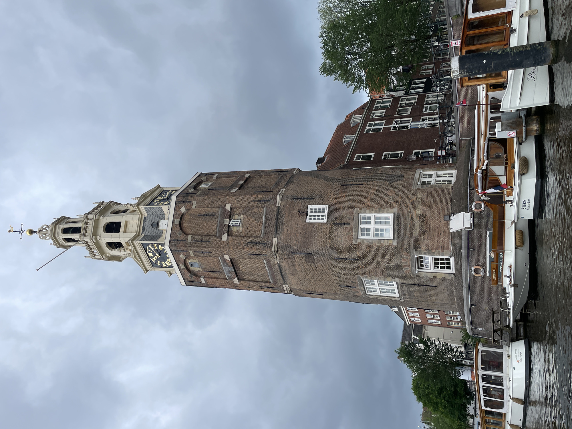 Amsterdam canal scenes documented by witnesses during morning hours