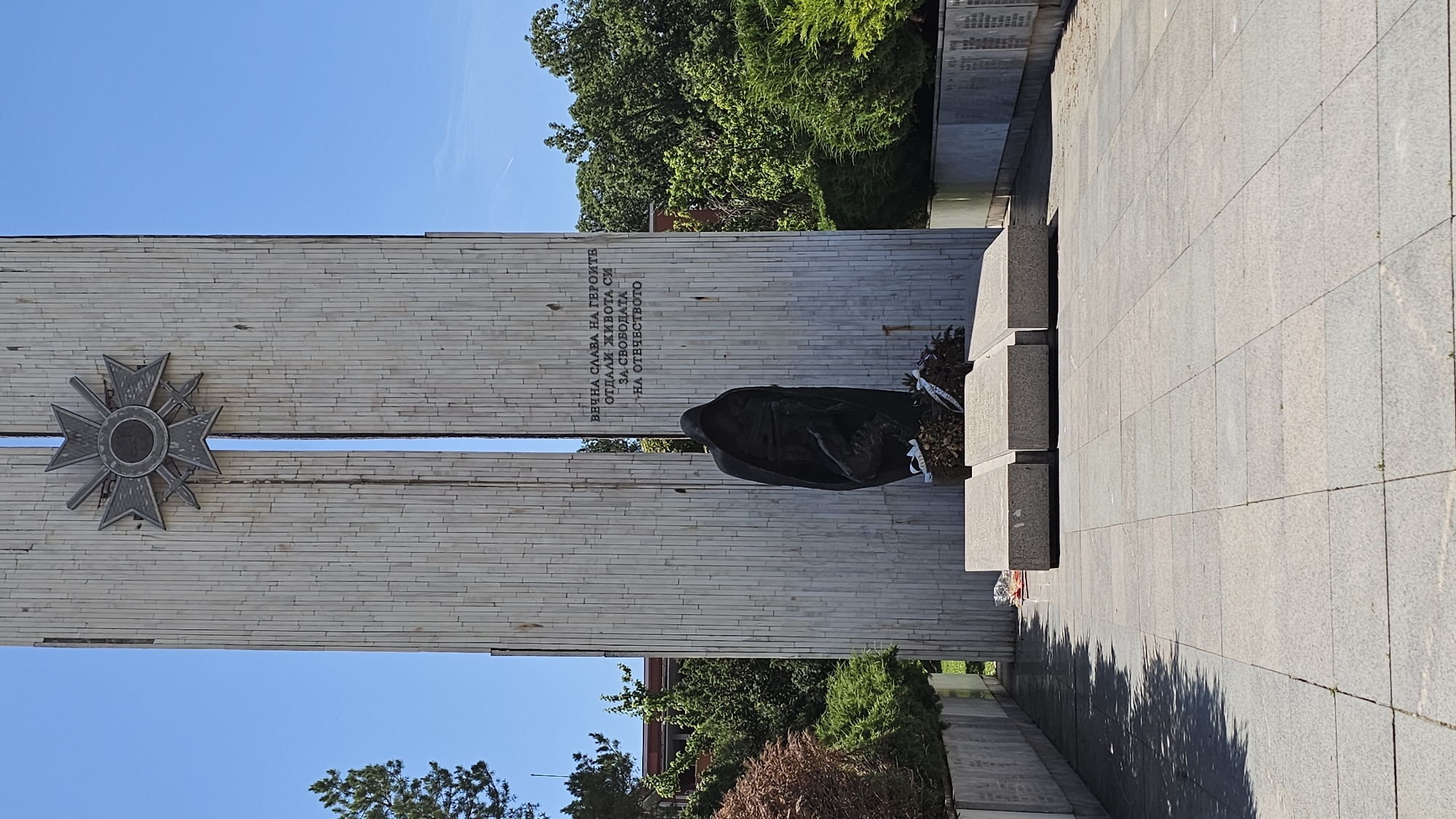 Urban park with fountains and gardens documented by witnesses