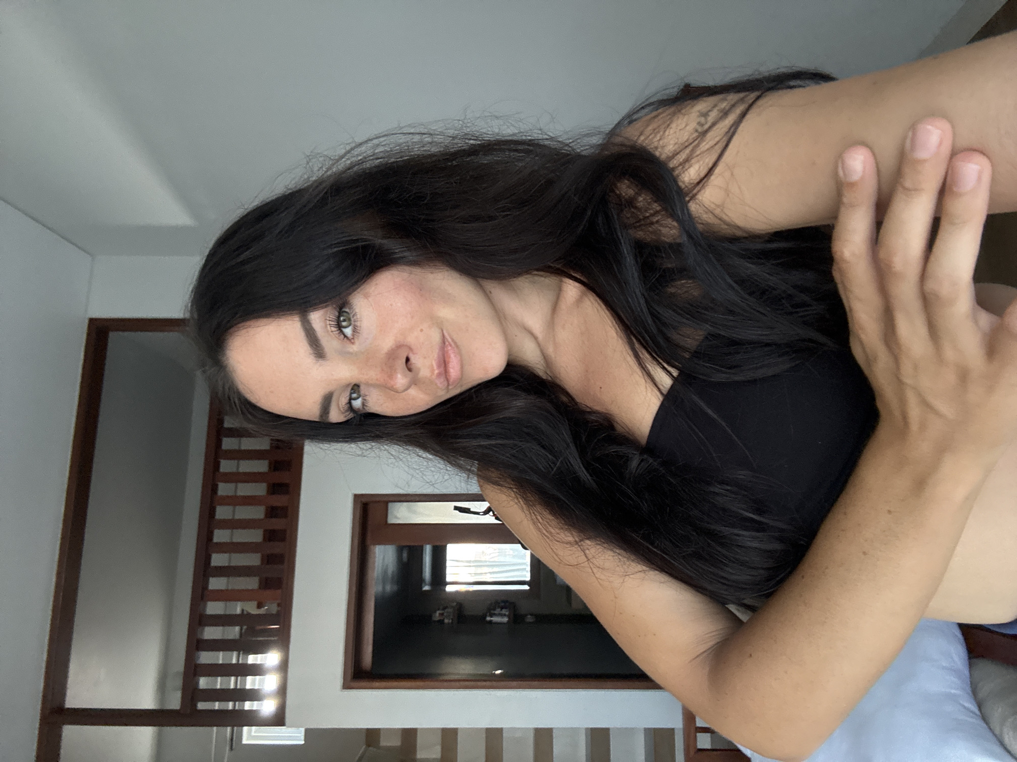 Morning in a Bali loft: selfies, room details, balcony views